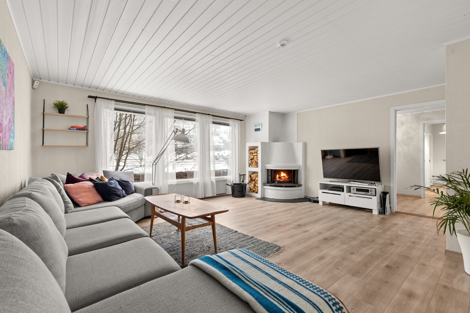 Stuen er lys og med gode vindusflater. Galleribilde