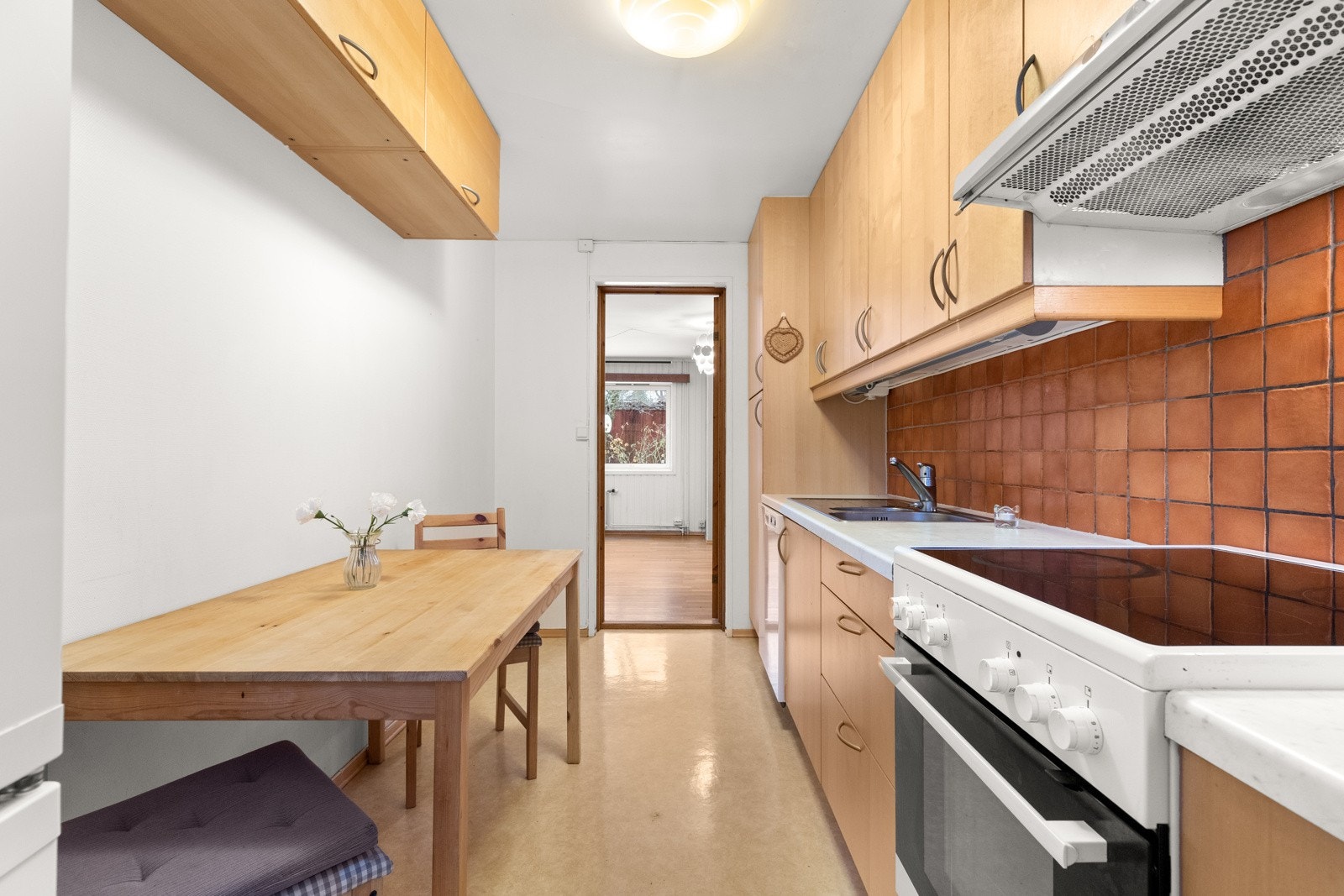 Kjøkken til hybel med frittstående hvitevarer. Galleribilde