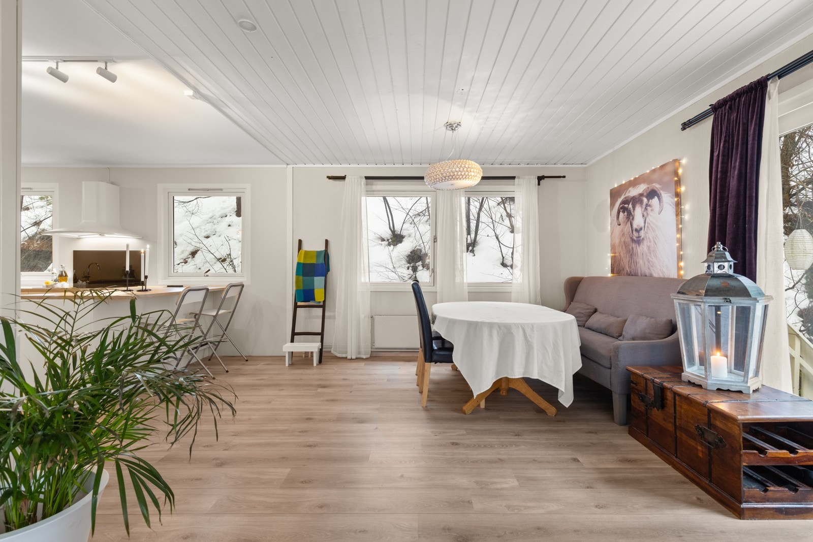 Spisestuen har god plass og det er åpent inn til kjøkkenet. Galleribilde