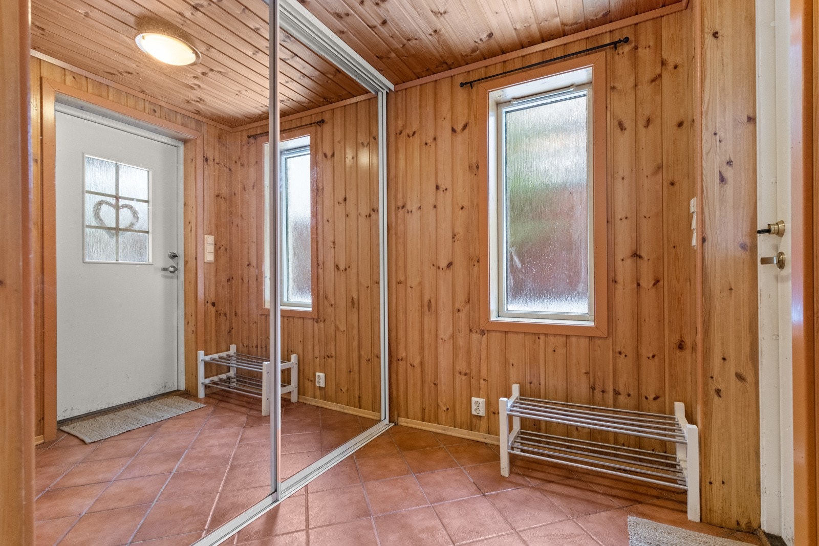 Romslig entré med skyvedørsgarderobe. Galleribilde