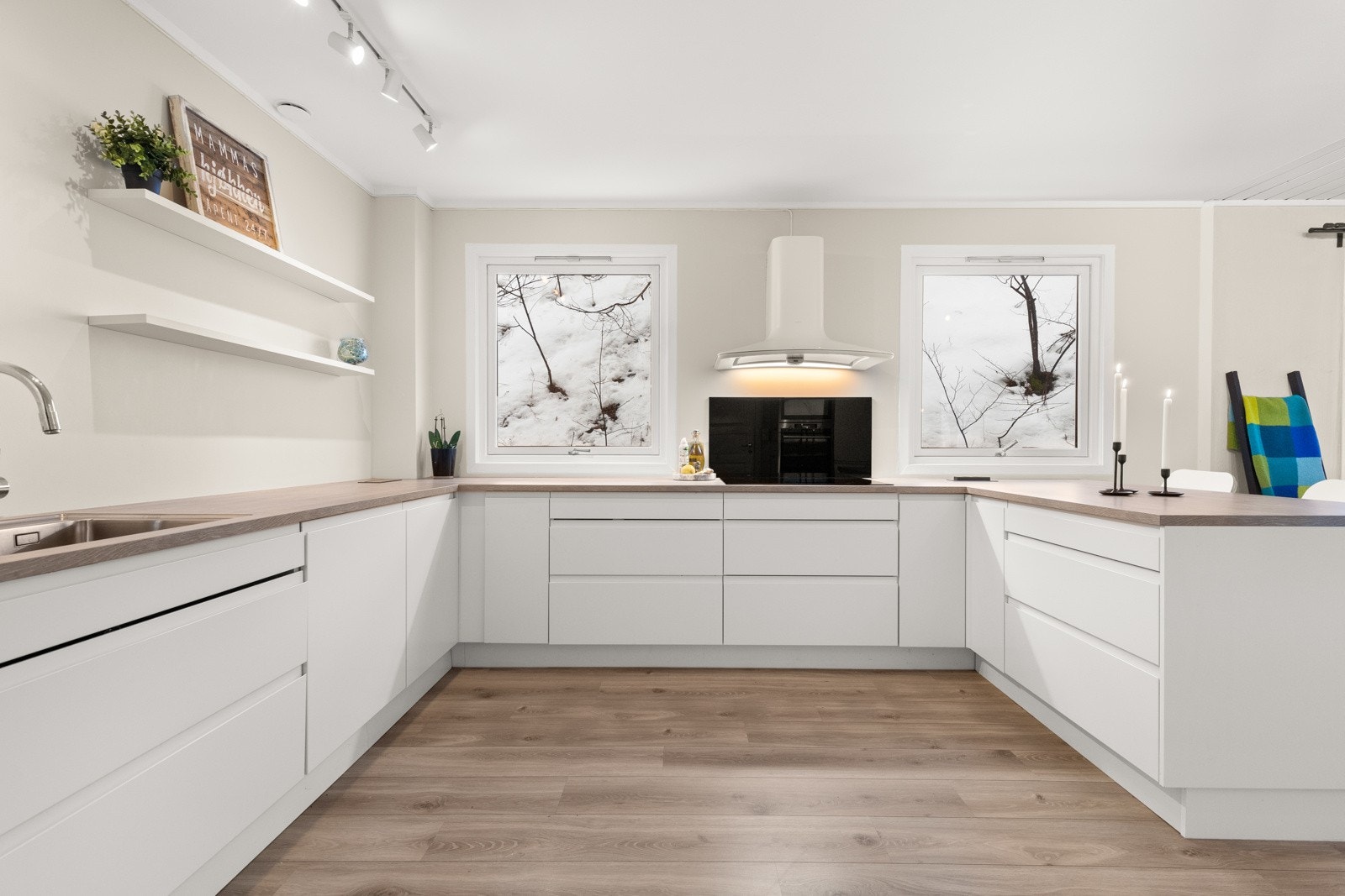 Godt med integrerte hvitevarer og svært innholdsrikt med skuffer og god benkeplass. Galleribilde