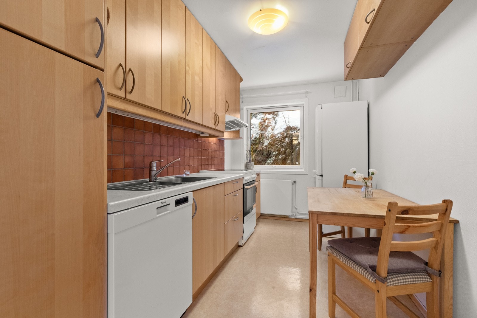 Her er det plass til spisebord langs veggen. Galleribilde