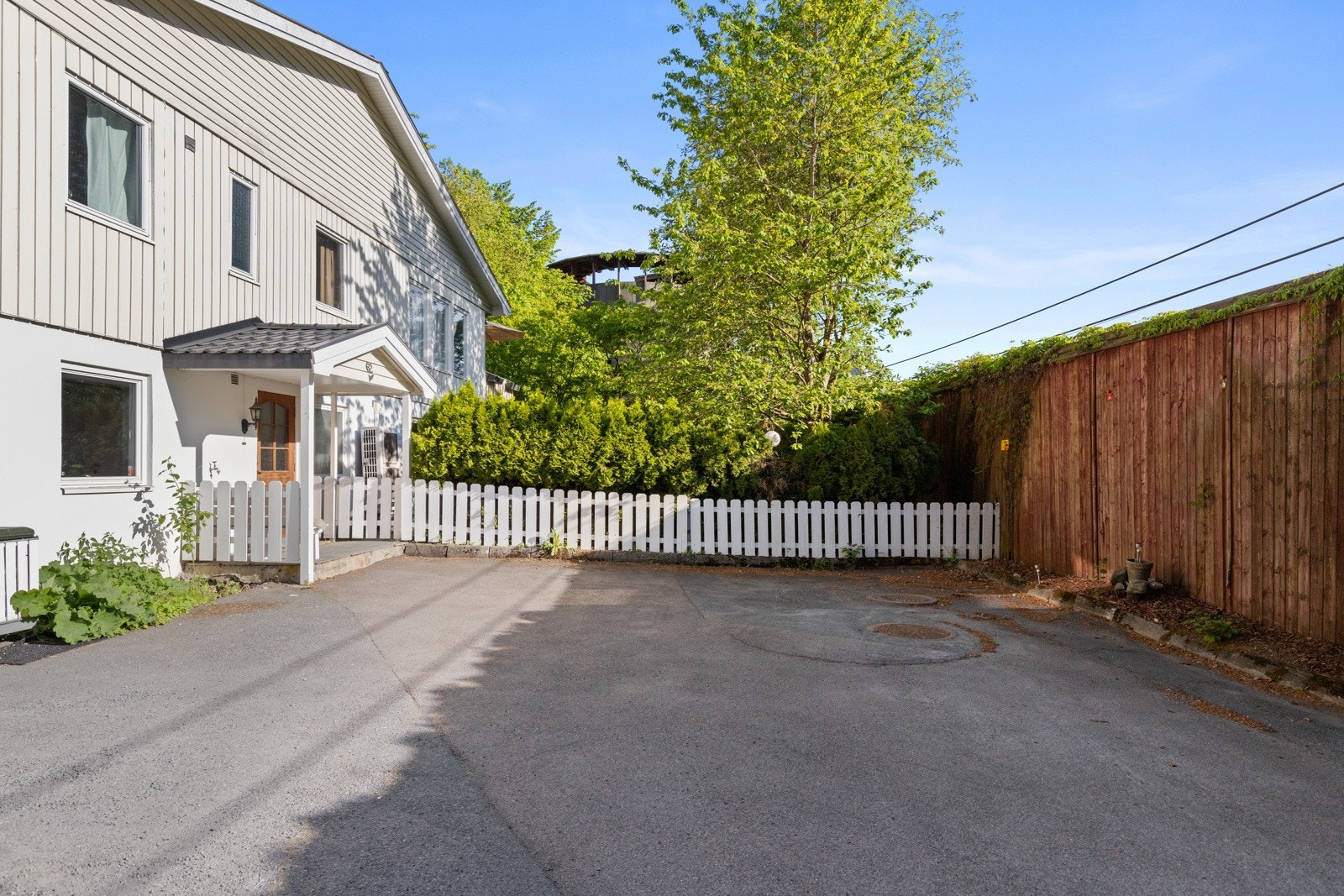 Gode parkeringsmuligheter på egen tomt. Galleribilde