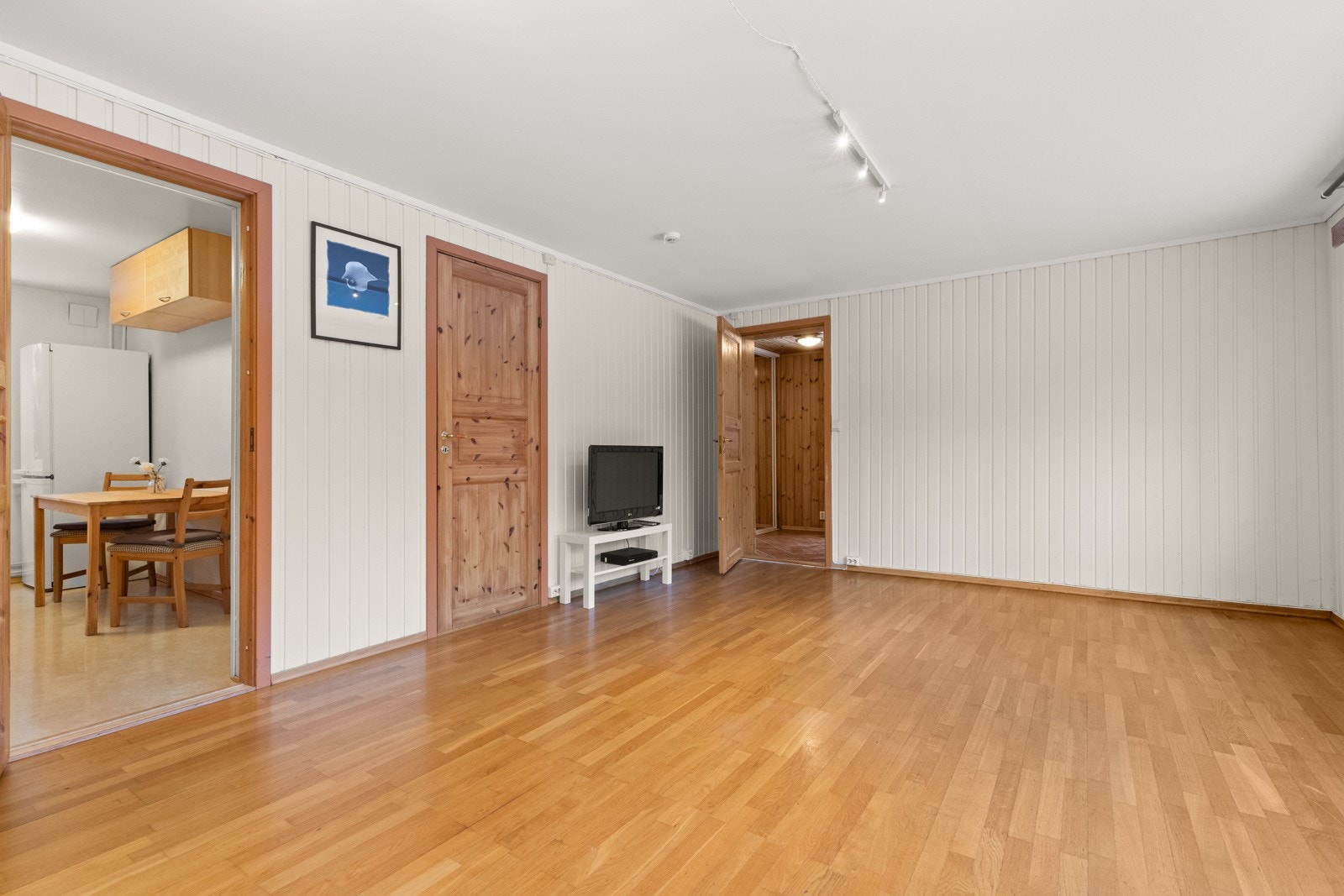 Romslig stue i hybel med god plass til møbler. Galleribilde