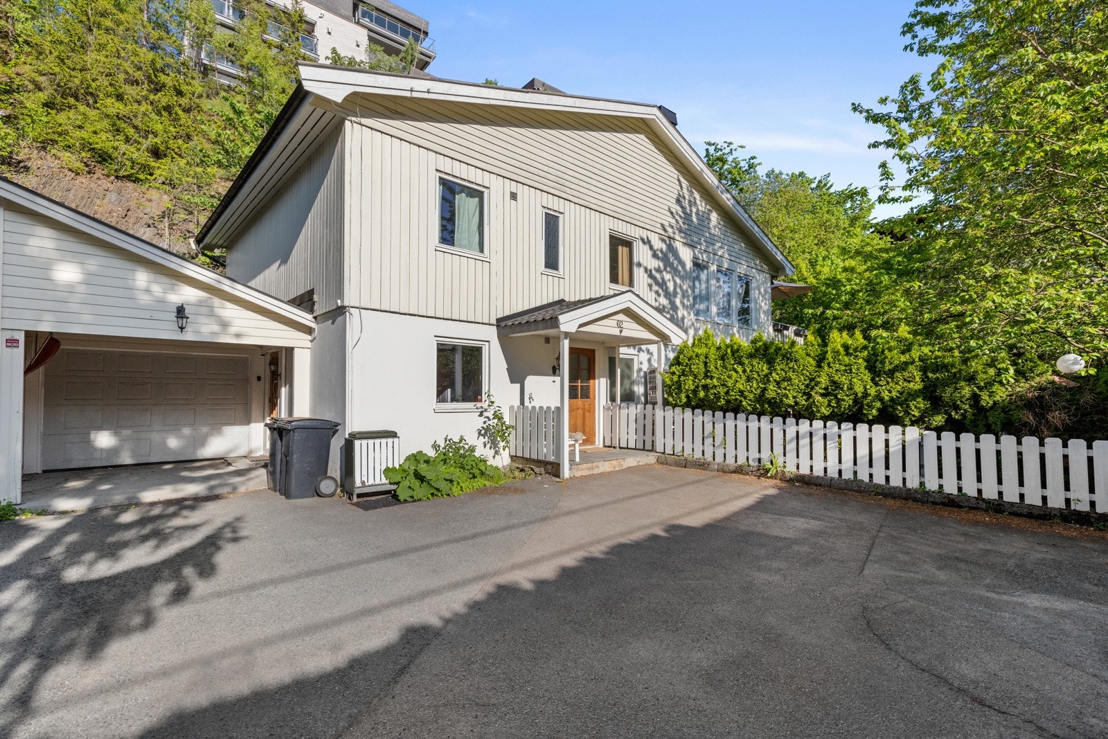 Enebolig i kjede med stor fin hage. Galleribilde