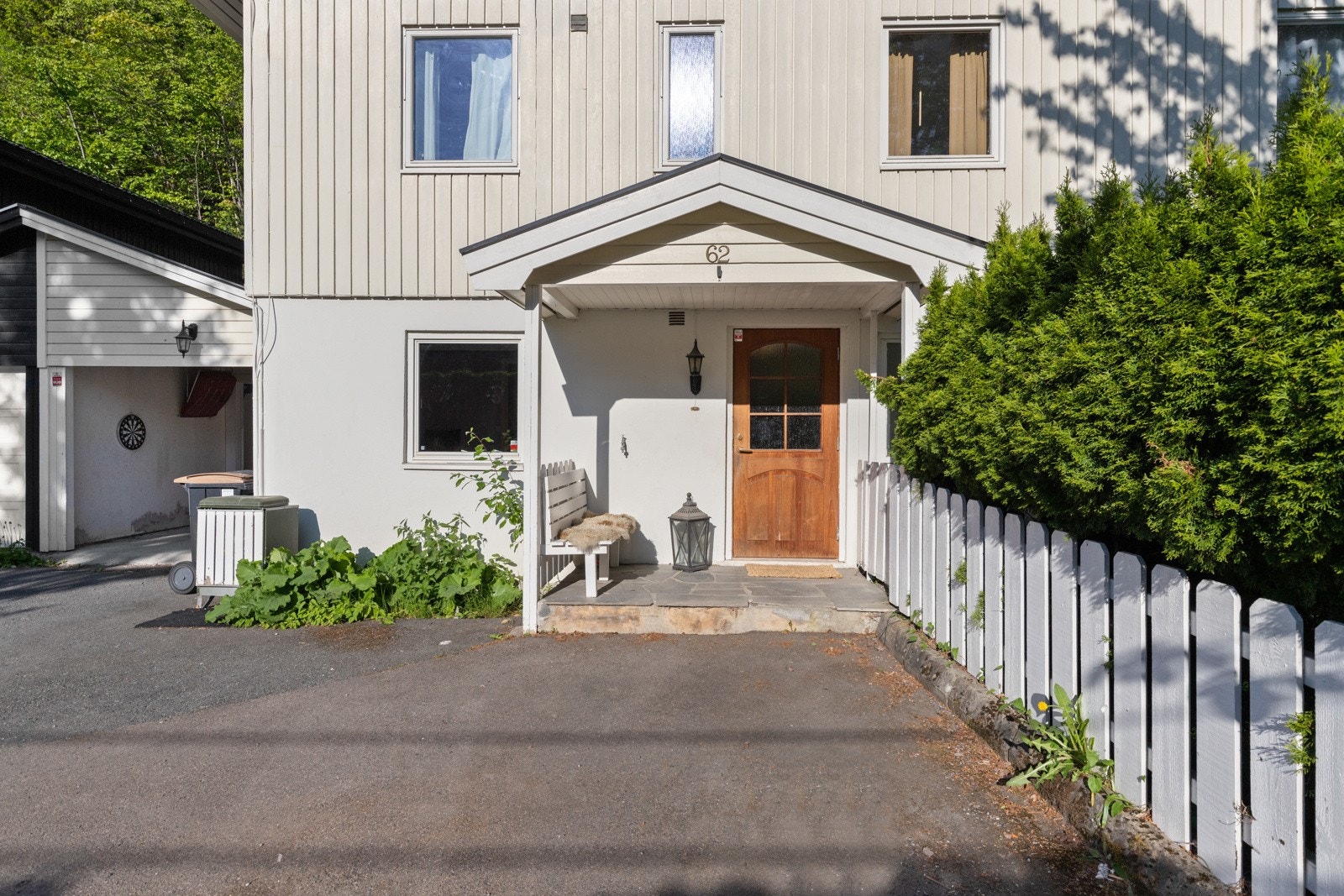 Garasje innerst og carport utenfor tilknyttet boligen. Koselig overbygget inngangsparti. Galleribilde