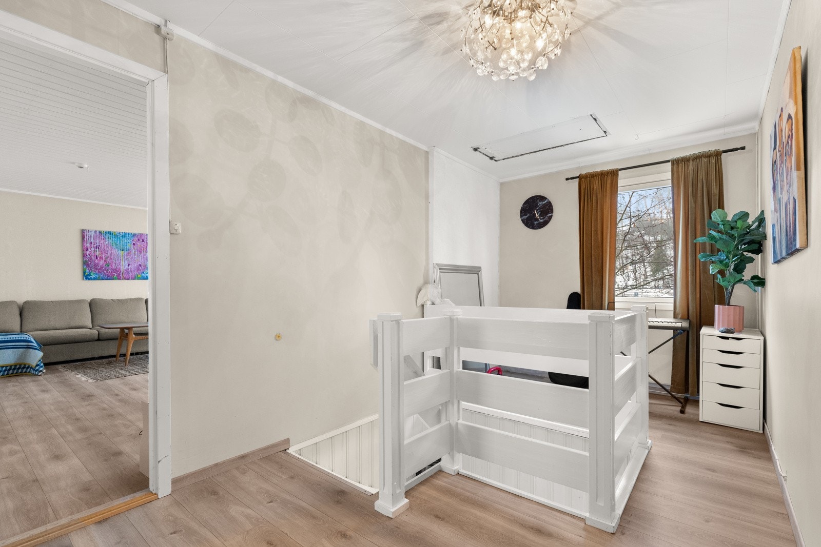 Boligens 2 etasje er pusset opp i nyere tid og malt i lyse farger. Galleribilde