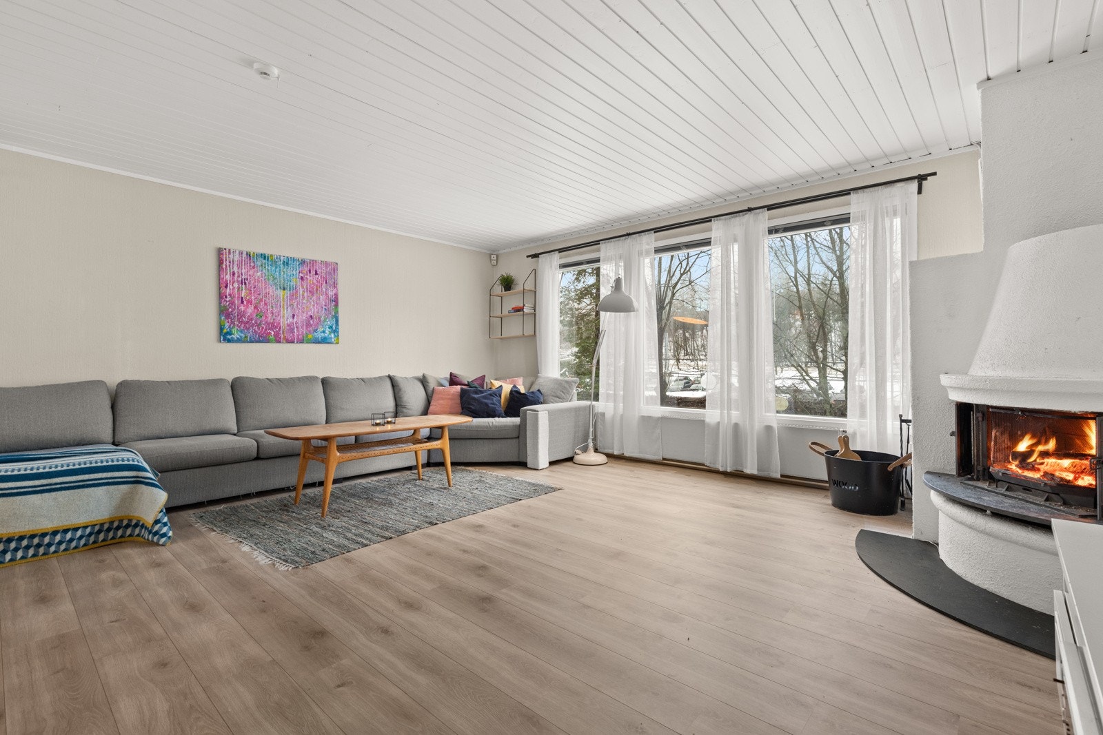 Svært romslig stue med god plass til ulik møblering. Galleribilde