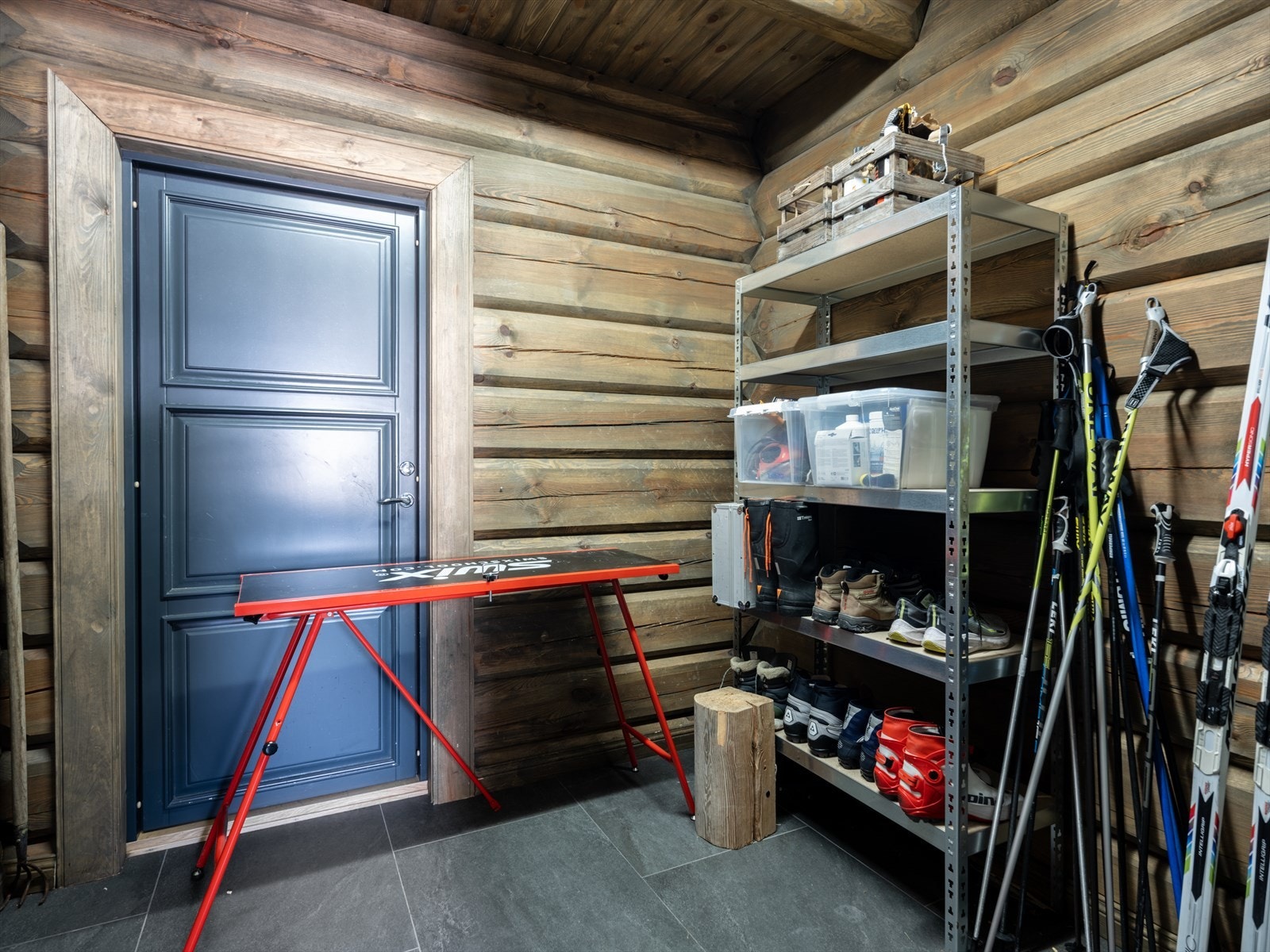 Her kan man gjemme bort yttertøy, ski og annet utstyr og samtidig ha enkel tilgang til alt man trenger for utendørsaktiviteter. Rommet egner seg også godt for bl.a. prepping av ski. i tillegg er dette også korteste vei ut til jacuzzien. Galleribilde