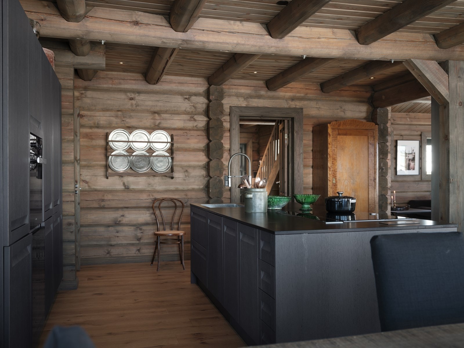 Dette er et stort og stilfullt kjøkken med en praktisk utforming som innbyr til sosialt samvær. Galleribilde