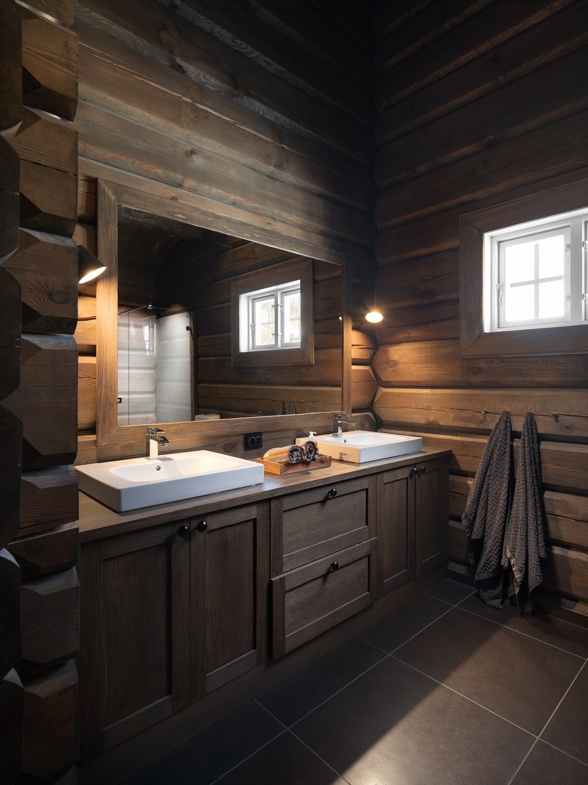 Hovedbadet har plassbygd baderomsinnredning med topp montere servanter, dusjnisje med glassvegger og glassdør samt wc. Galleribilde