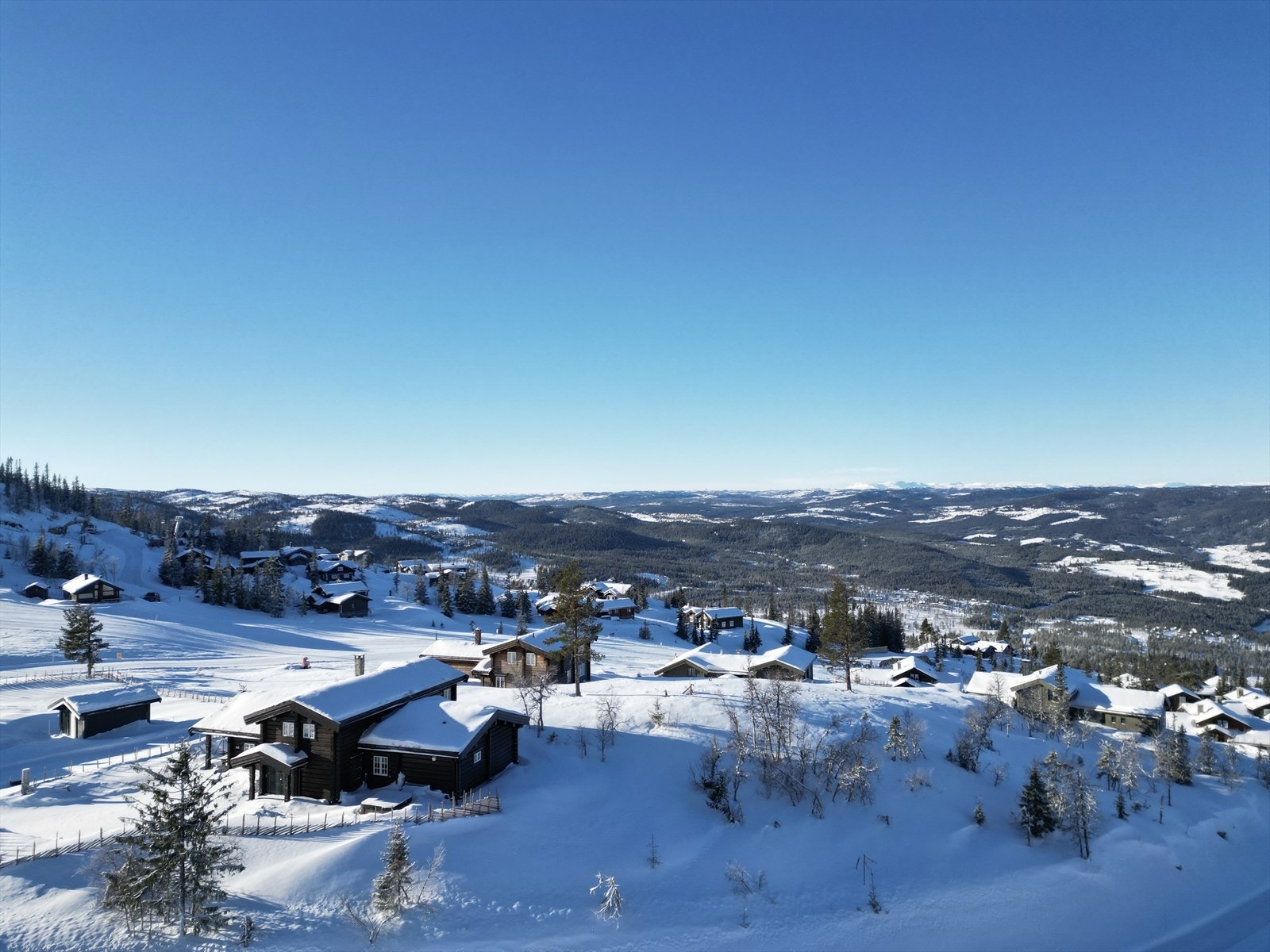 Hytta går over 2 etasjer, holder en høy standard og har en stor og solrik terrasse med ski inn/ut! Galleribilde