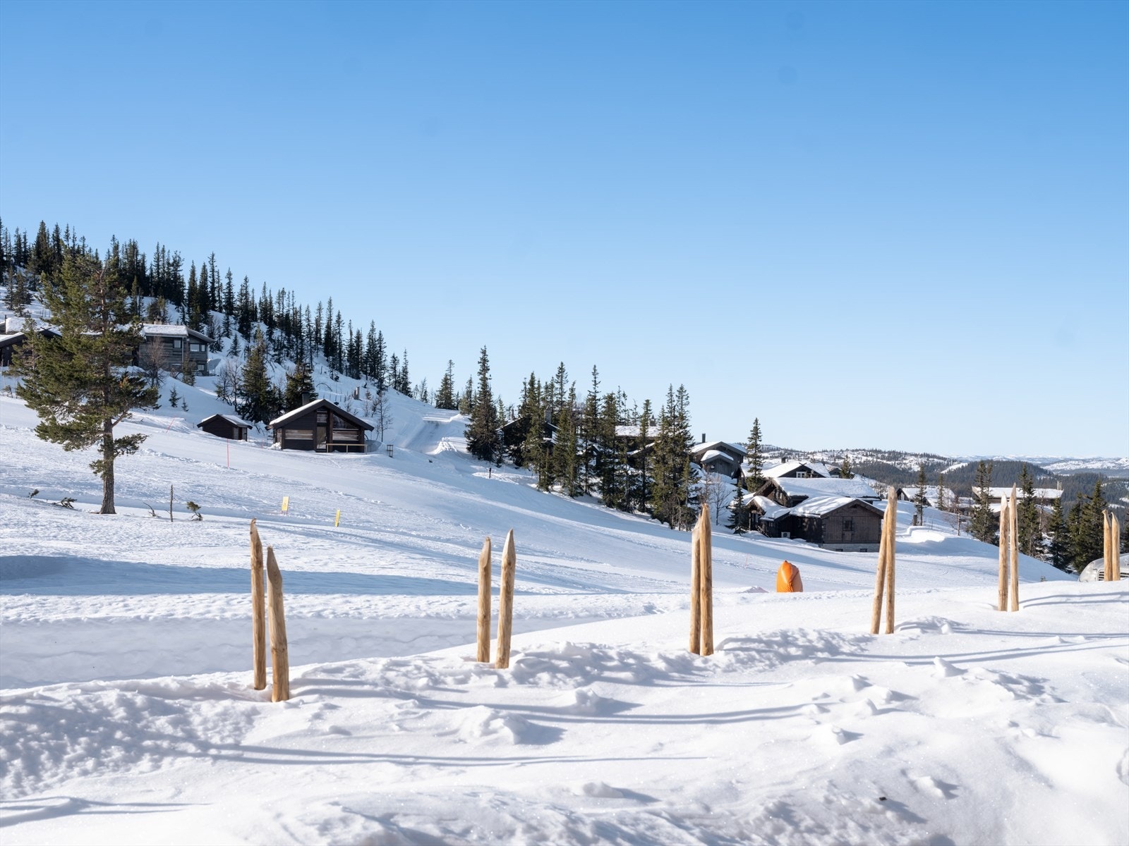 Ski inn/ski ut til alpinsenteret som kan friste med 6 heiser, 14 nedfartsløyper, terrengpark og eget skjermet barneområde. Galleribilde