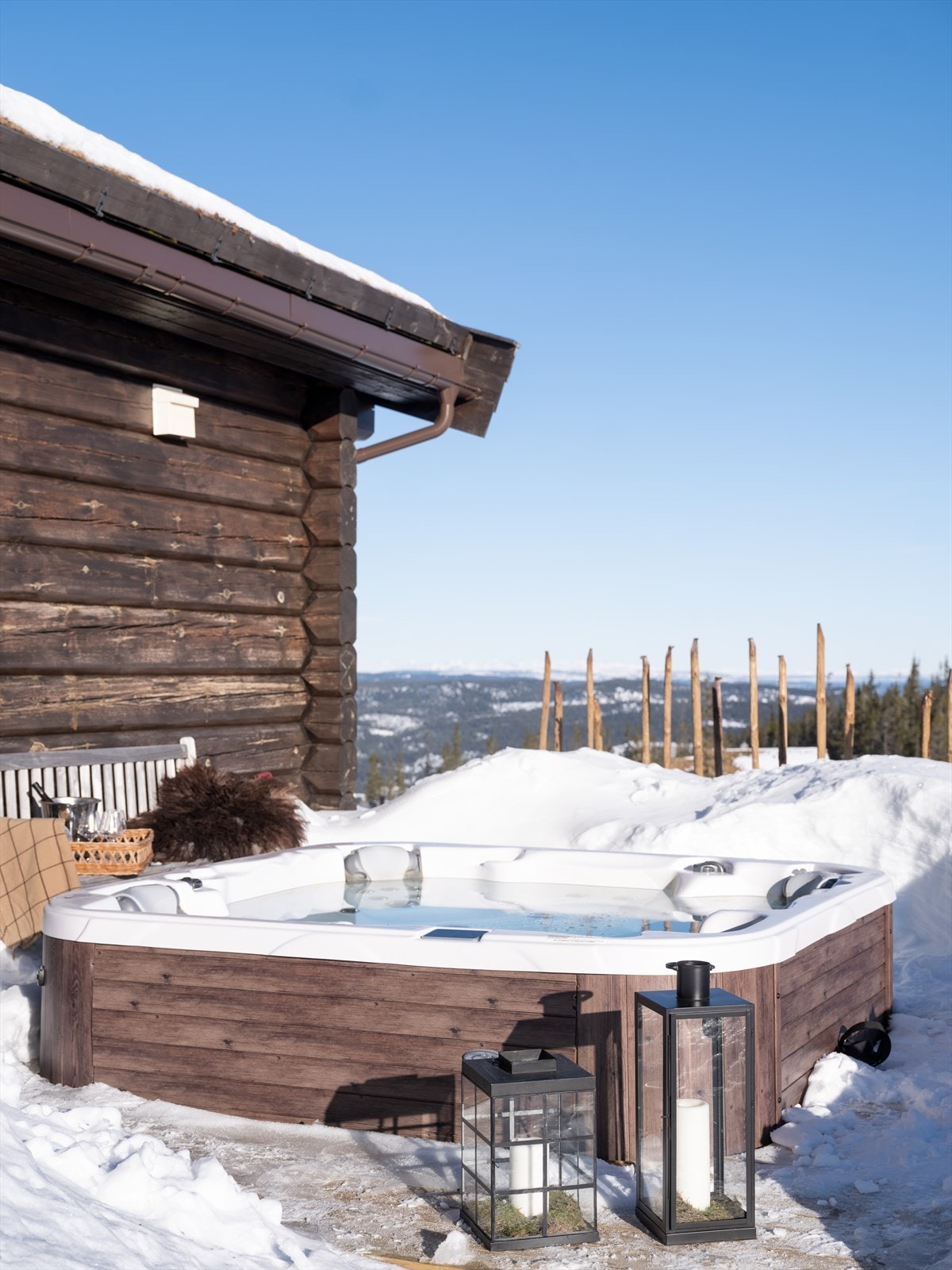 Her kan du nyte både varmen fra Jacuzzien og utsikten over fjellheimen. Galleribilde