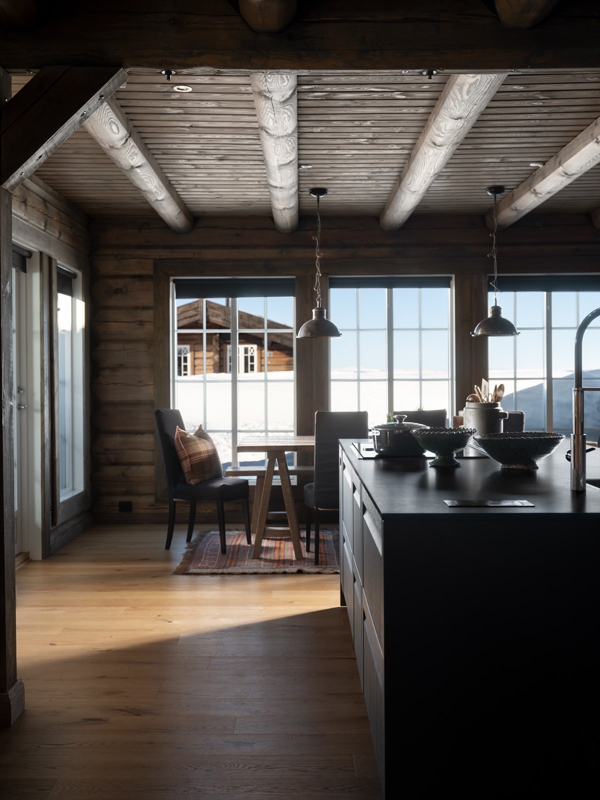 Kjøkkenet har en flott åpen løsning med spisestuen som rommer hele familien. Galleribilde