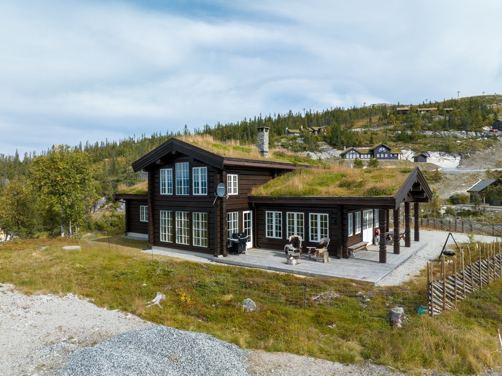 Sommeren 2023 ble hytta beiset i en nydelig mørk brun farge. Galleribilde