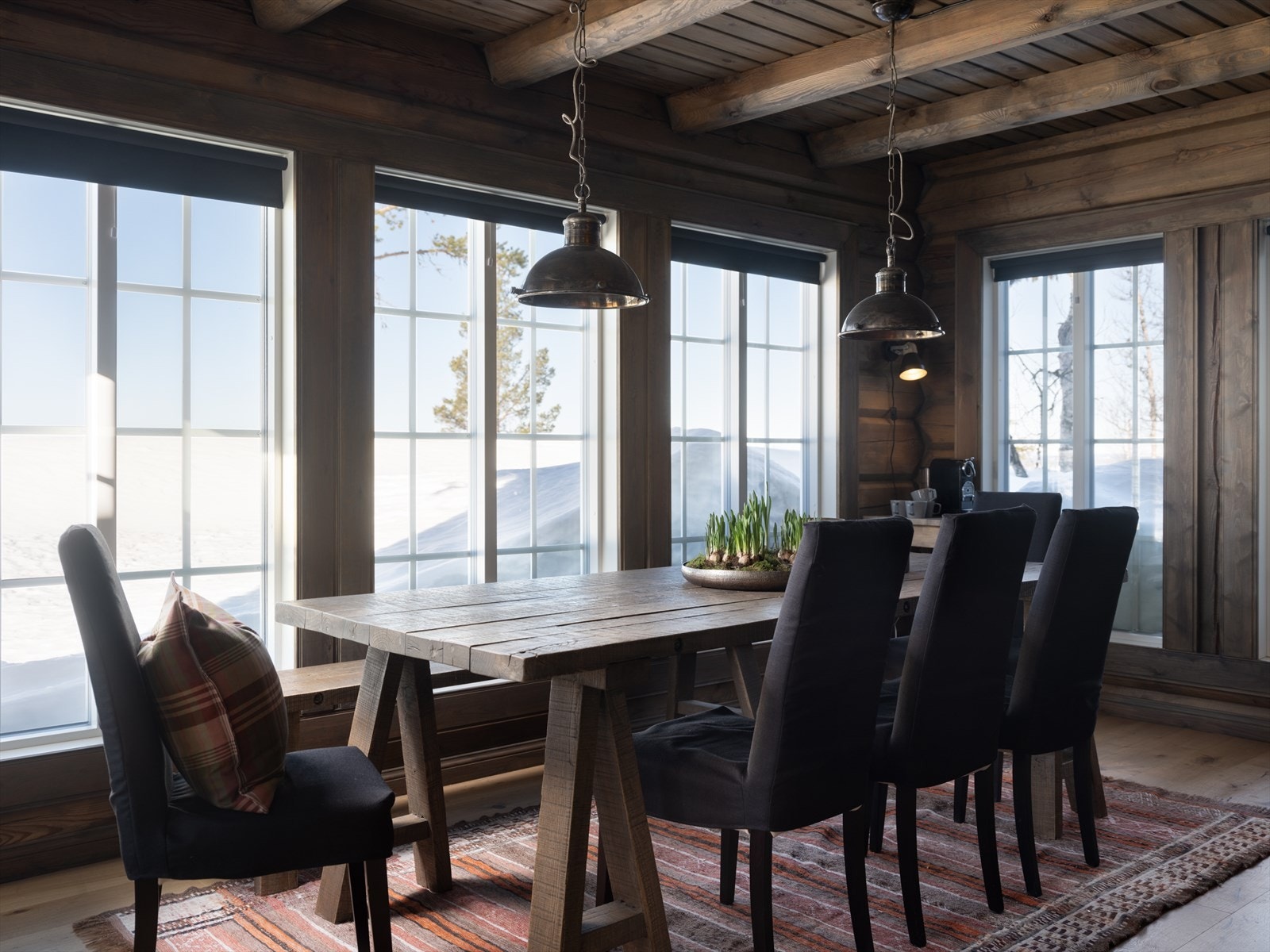 Med de store vinduene sørger dette for godt med gjennomlys og utsikt over fjellheimen. Galleribilde