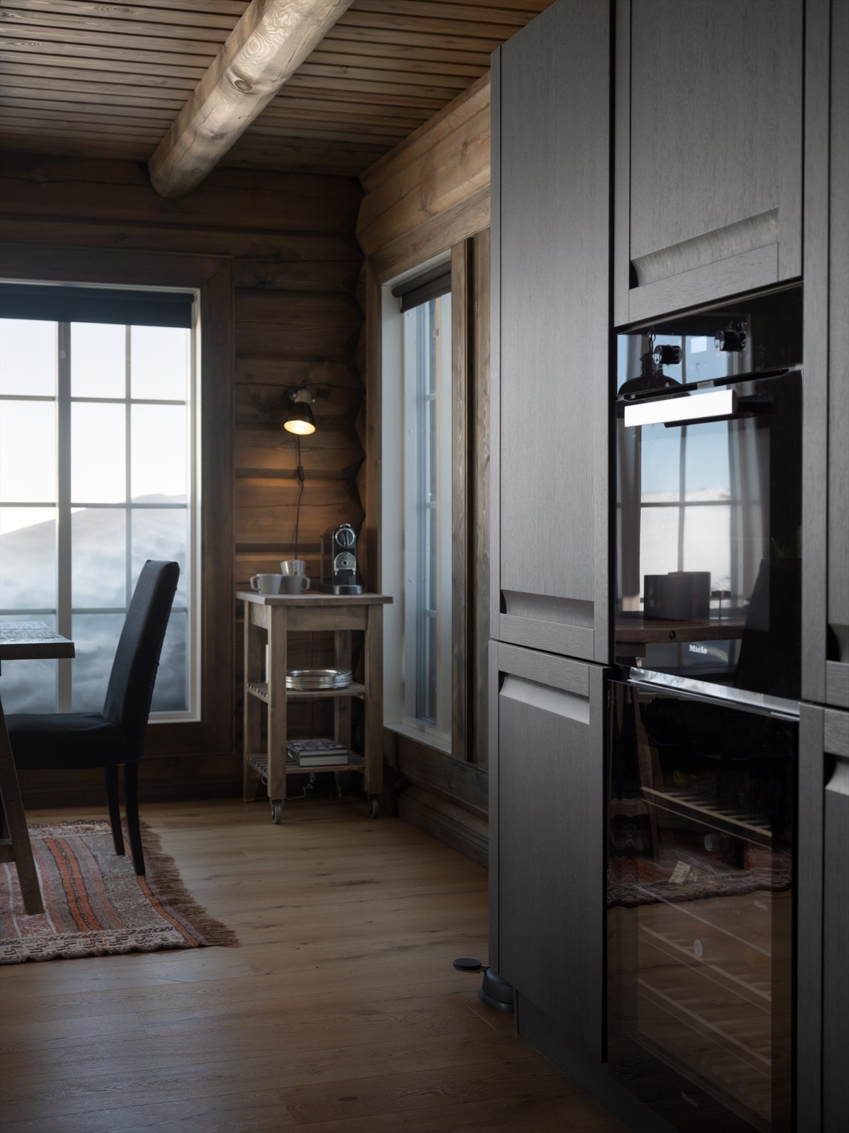 Her finner du Integrerte hvitevarer som stekeovn, kjøleskap, kombi kjøl-/fryseskap og et vinskap for de edle dråper. Galleribilde