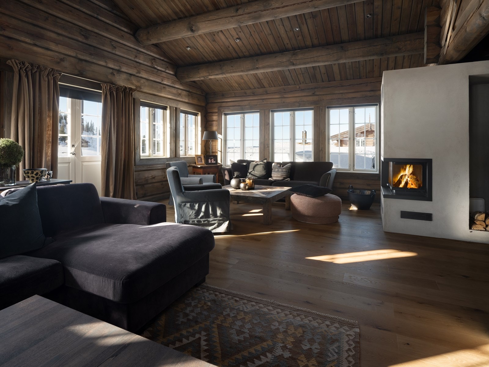 Romslig og innbydende stue med generøs takhøyde. Her har du rikelig med plass til både godstolen, sofagruppa og annet møblement Galleribilde