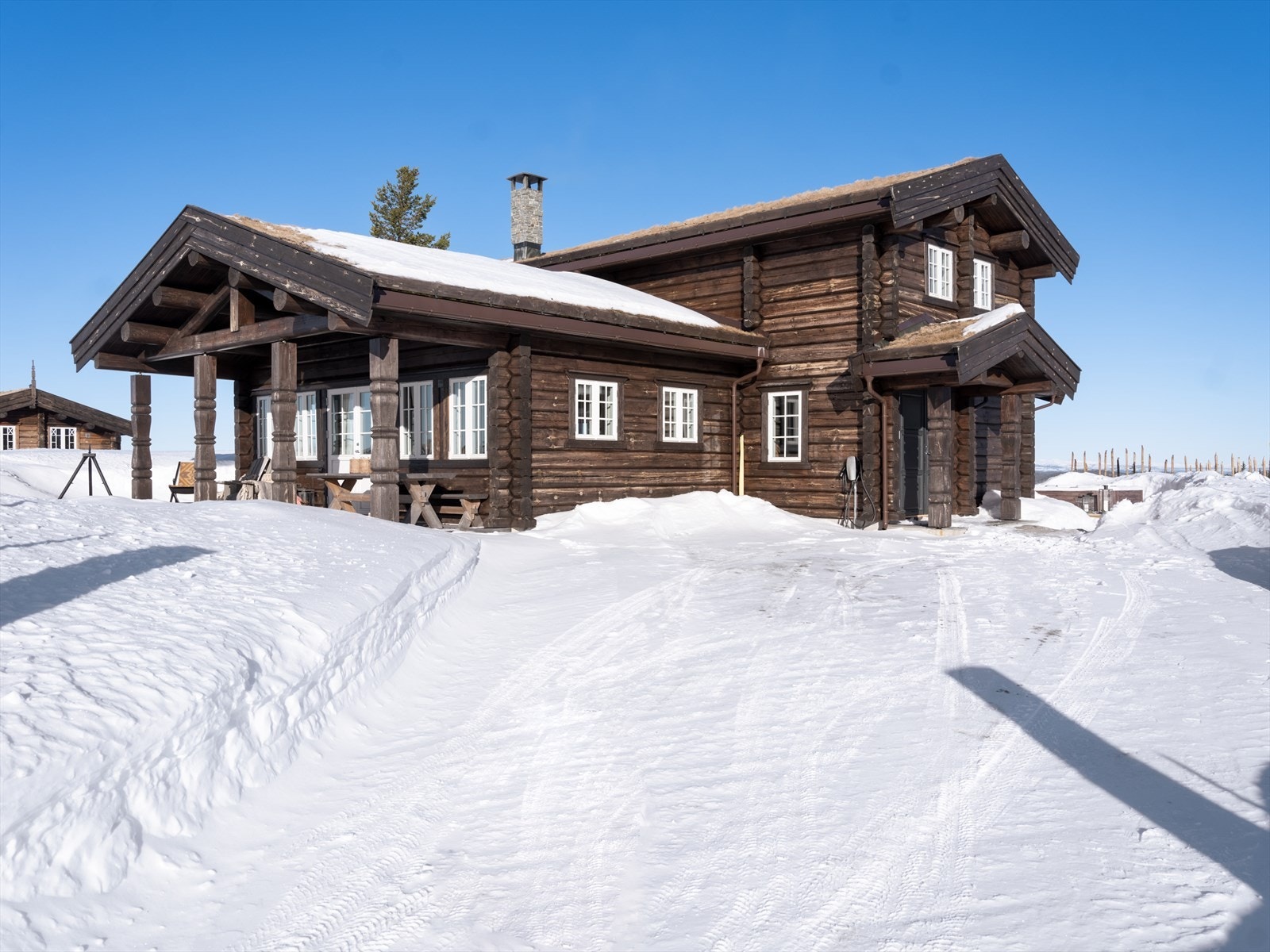 Det er god paring til felere biler inne på egen tomt. Hytta er også utstyrt med Tesla lader hvor du enkelt kan plugge inn og utnytte lave strømpriser på nattestid. Galleribilde