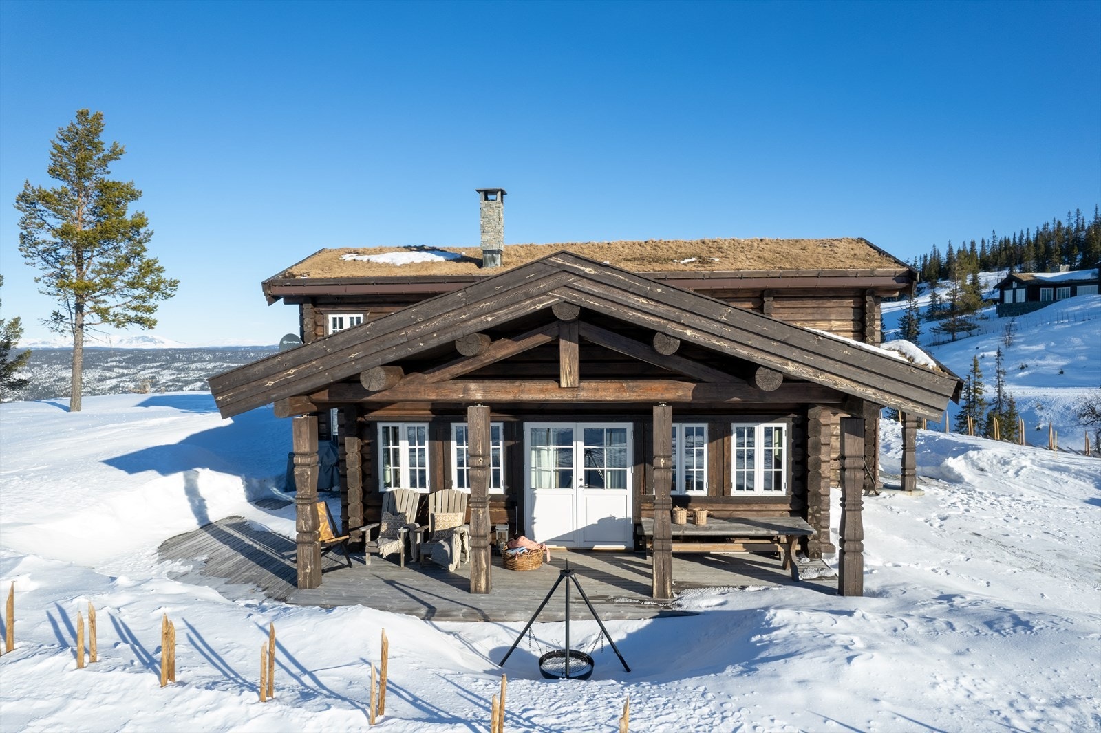 Hytta har en stor og solrik terrasse på totalt ca. 46 m2 hvorav ca. 19 m2 er takoverbygd. Galleribilde