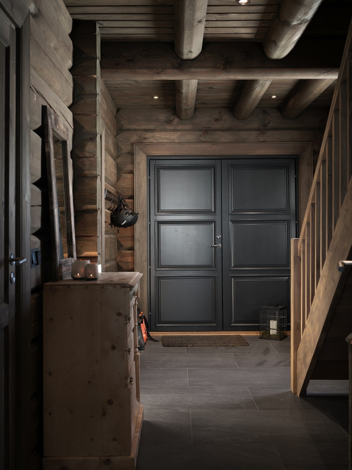 I entreen kan man henge fra seg yttertøy for daglig bruk, og bruke tilliggende bod for lagring av klær og annet utstyr Galleribilde