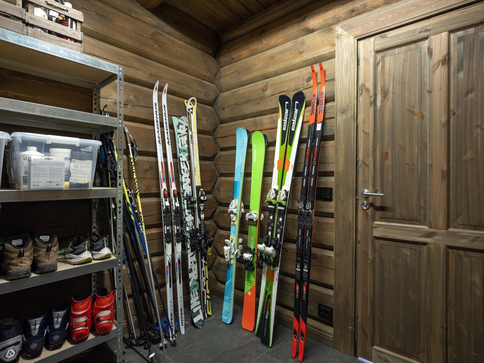 I tilknytning til entreen finnes en innvendig bod, med egen inngangsdør. Galleribilde