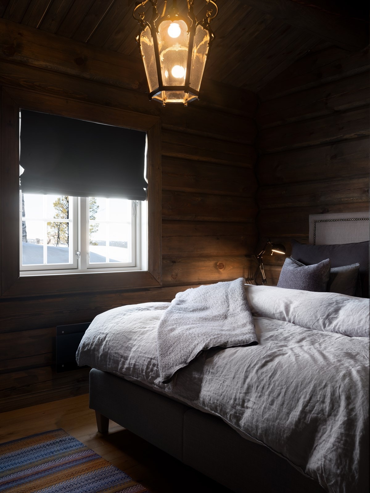 Denne flotte familiehytta har i alt 5 soverom, og slik den er møblert i dag er det totalt 11 sengeplasser. (Soverom 1). Galleribilde