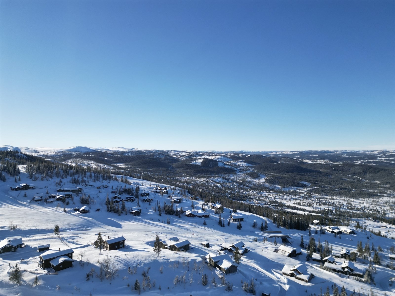 Denne pene og innholdsrike eiendommen ligger i hyttefeltet Natten på Nesfjellet, i en av Norges mest komplette skidestinasjoner. Galleribilde