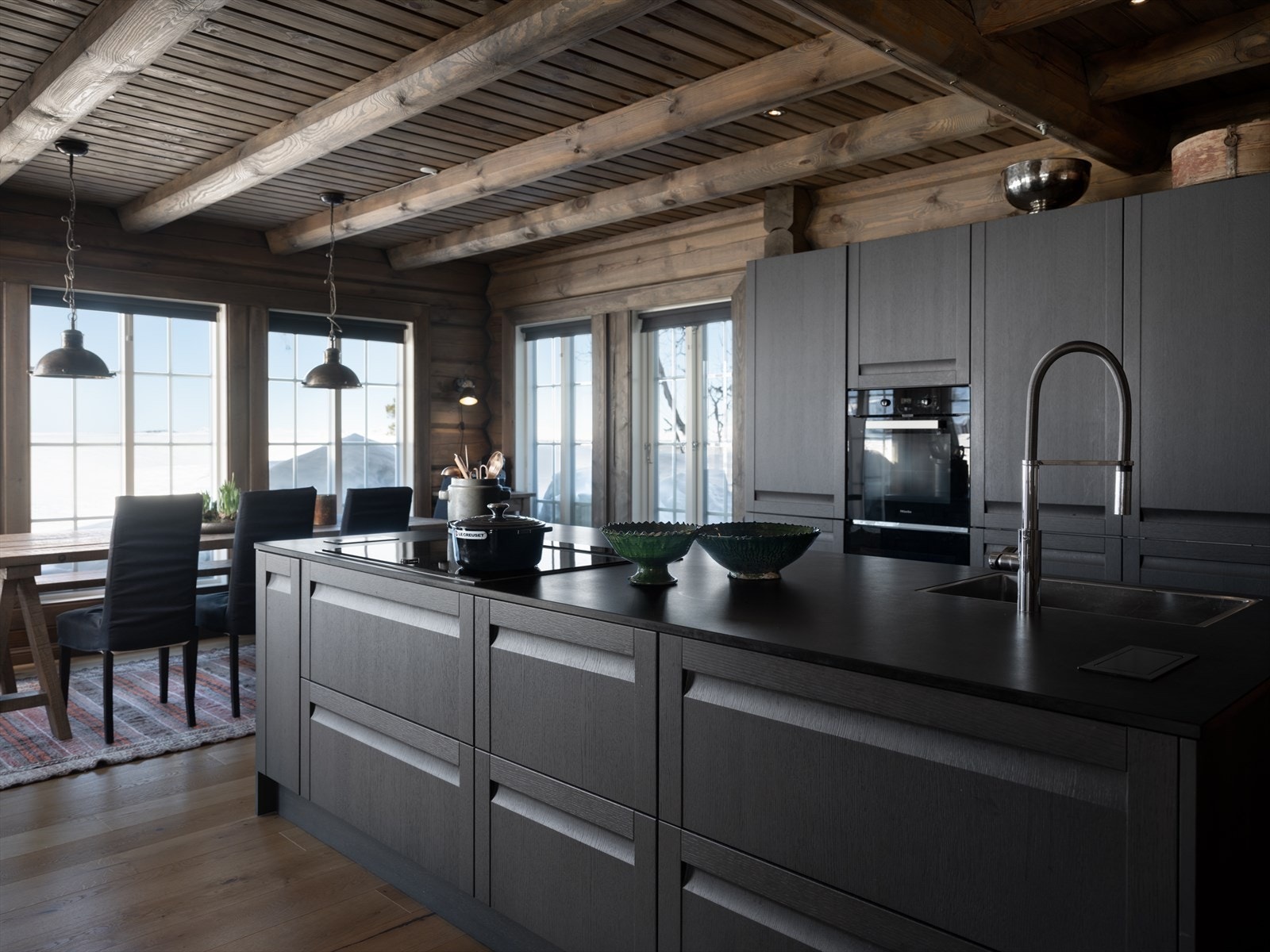 Hytta er innredet med et delikat høykvalitetskjøkken i mørkbeiset eik med benkeplate i stein/granitt. Galleribilde