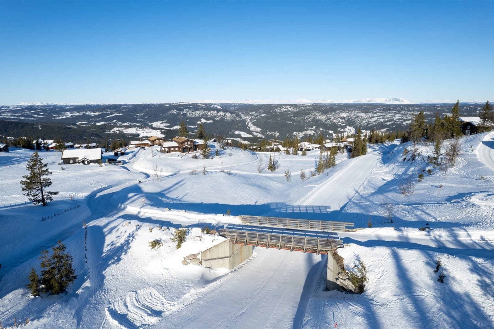 Fra hytteveggen er det direkte adkomst til fjelleventyret med ski inn/ut på alpint og langrenn! Galleribilde