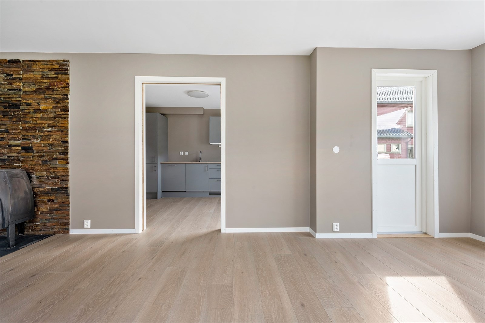 1. etasje Stue - utgang til terrasse Galleribilde