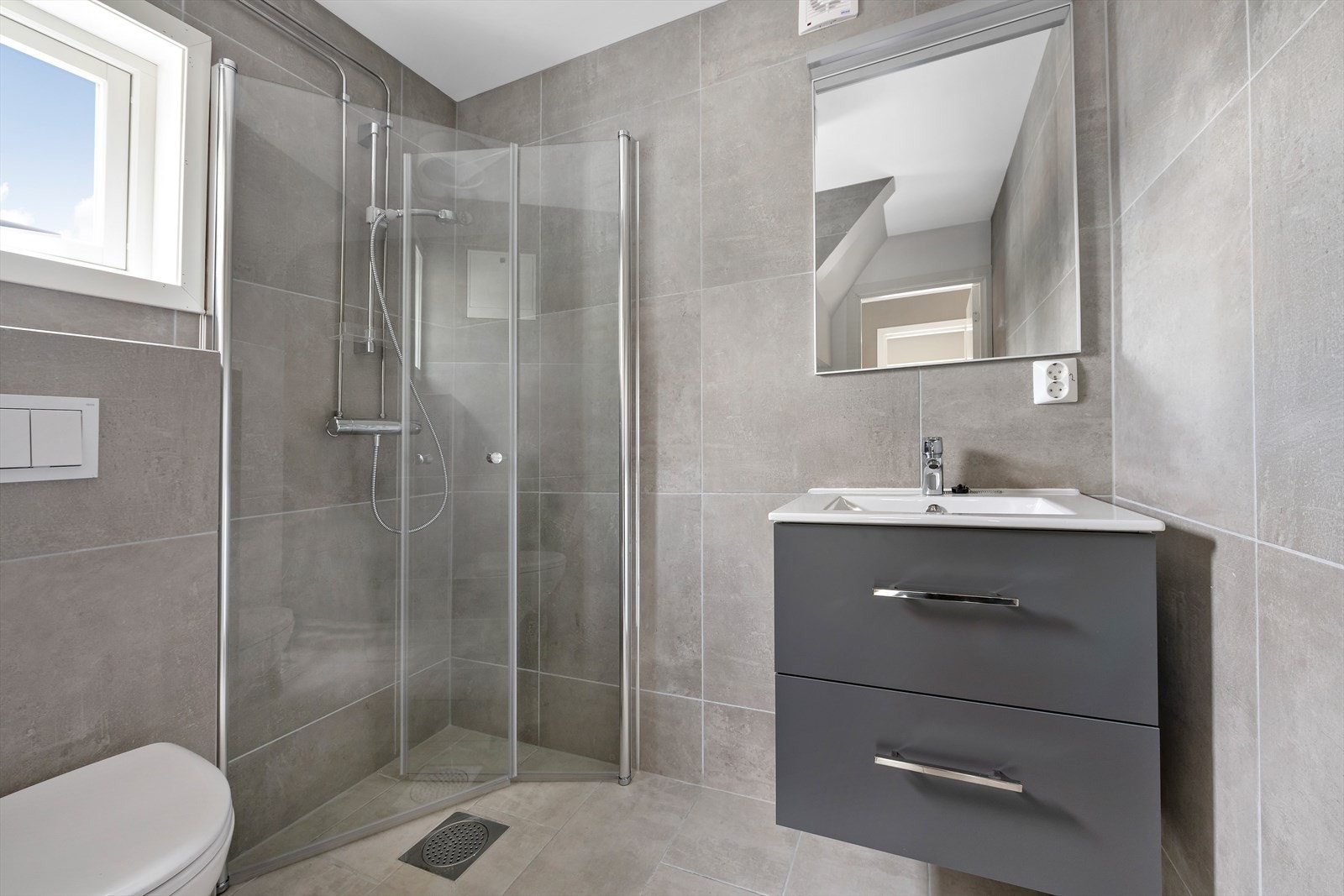 2. etasje Bad. Her er det også opplegg for vaskemaskin Galleribilde