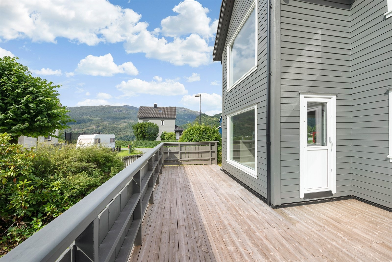 Romslig terrasse fra stue 1. etasje. Trapp ned til hagen Galleribilde