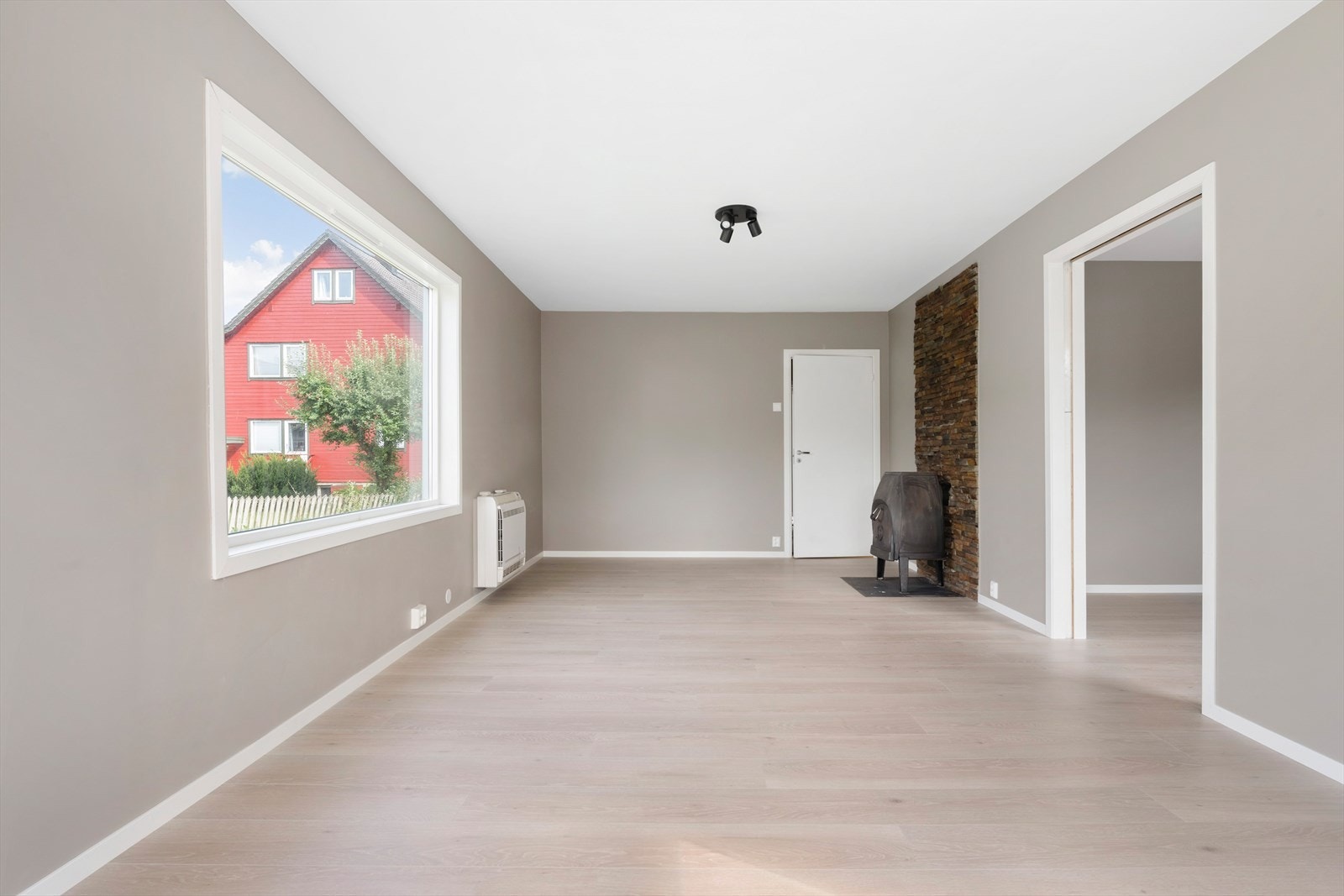 1. etasje Stue med varmepumpe og vedovn Galleribilde