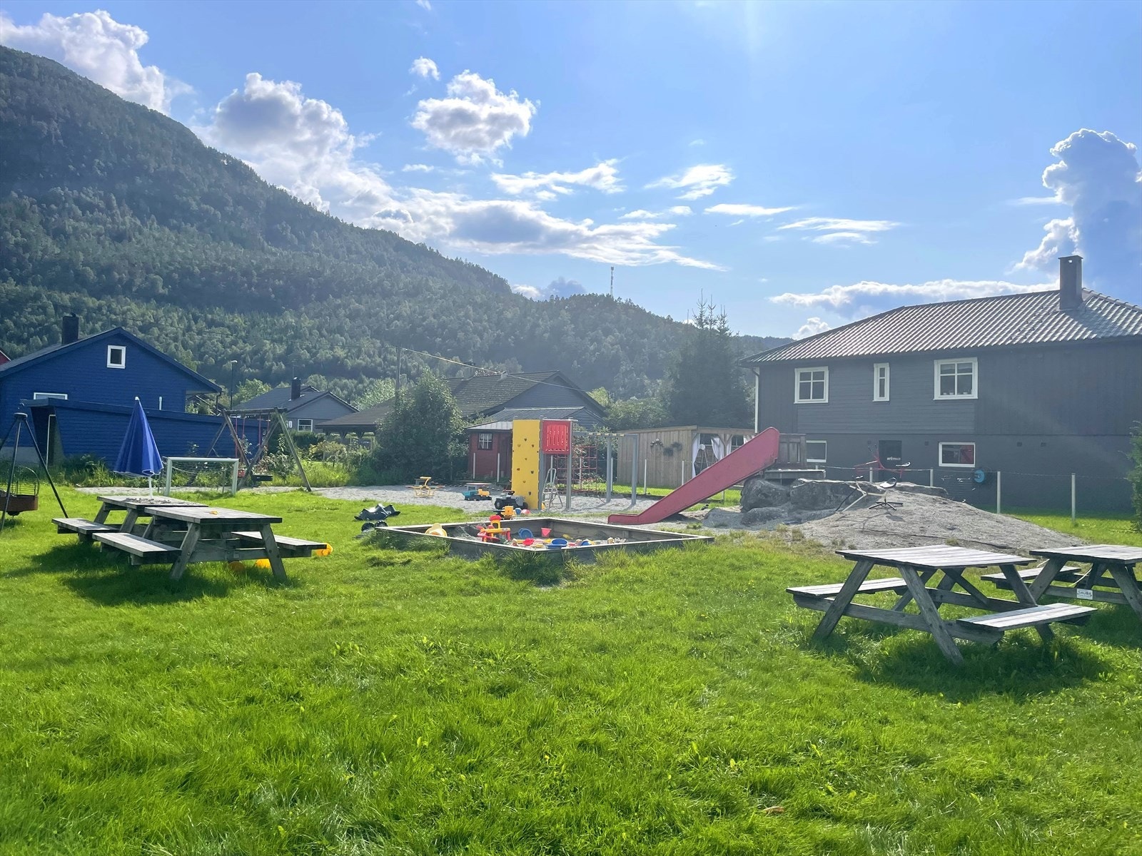 Lekeplassen på Egne Hjem er like ved Galleribilde