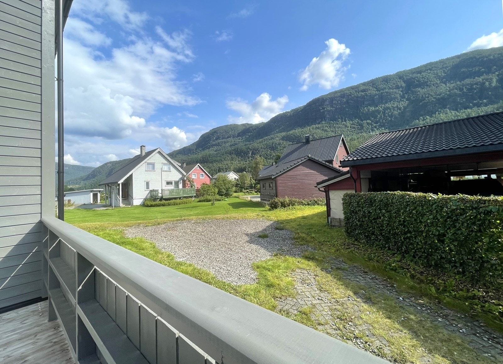 Romslig plass til parkering på baksiden Galleribilde