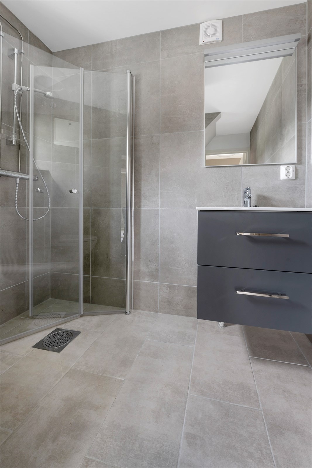 2. etasje Bad. Her er det også opplegg for vaskemaskin Galleribilde