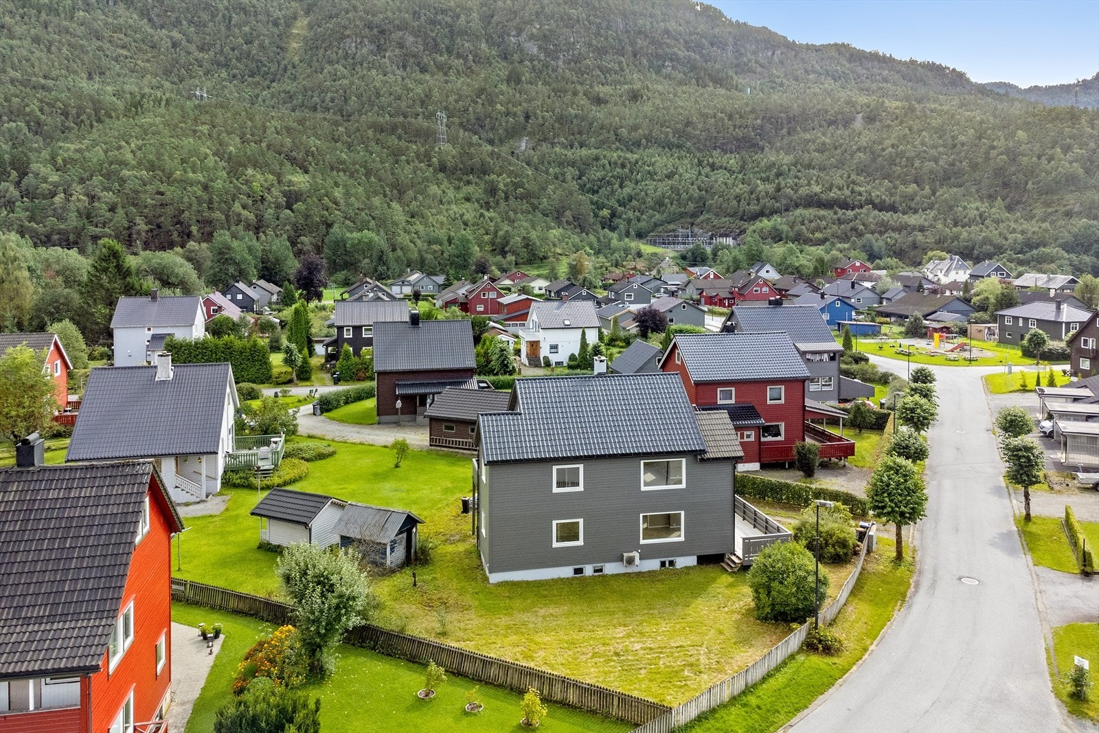 Oversikt Egne Hjem - et rolig og etablert boligområde. Barnevennlig med lekeplass like ved Galleribilde