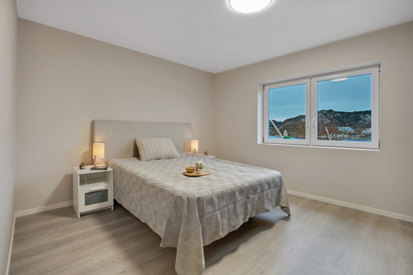 Soverom i delikate farger og flott utsikt Galleribilde