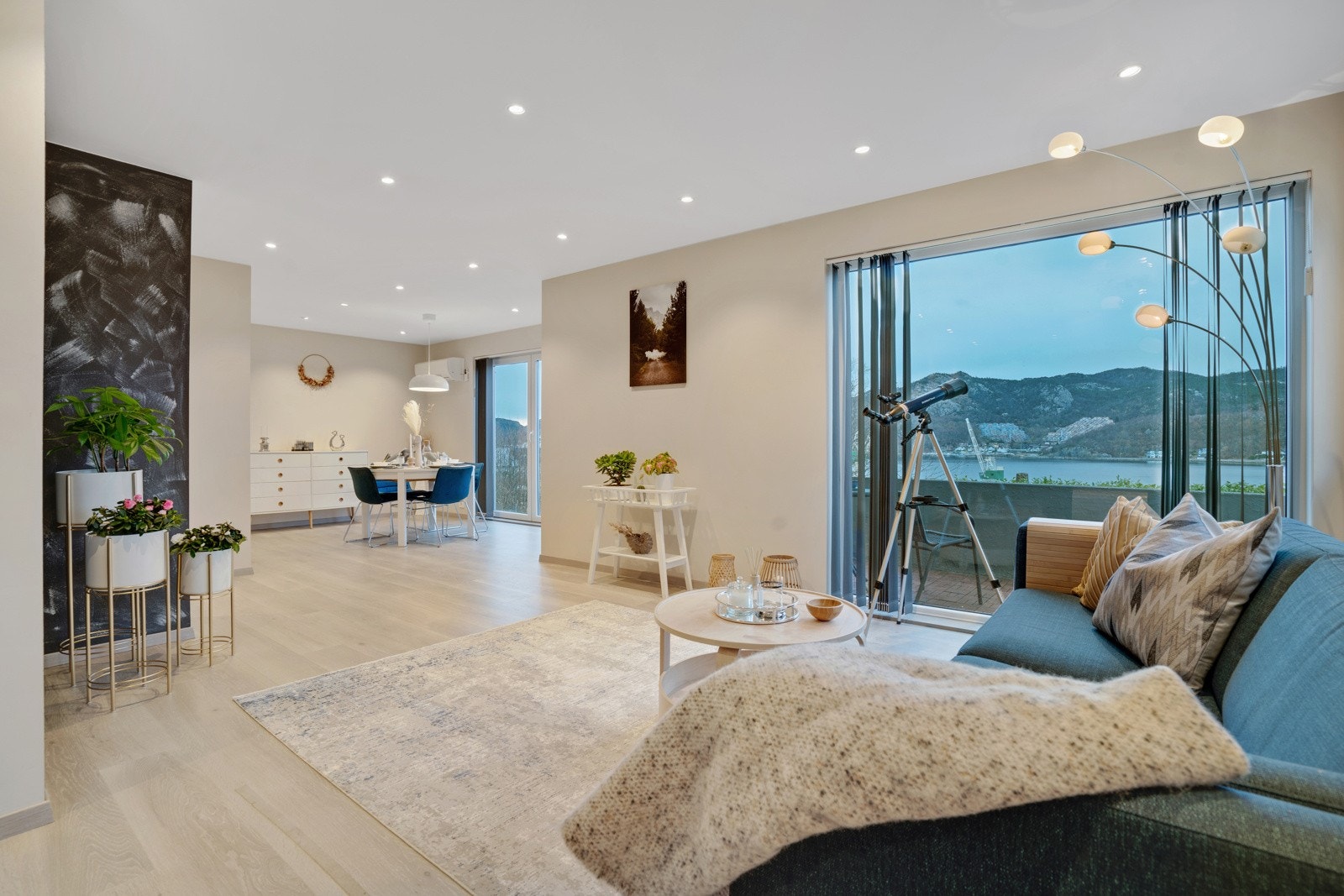 Fin flyt mellom stue og spisestue og flott fjordutsikt Galleribilde