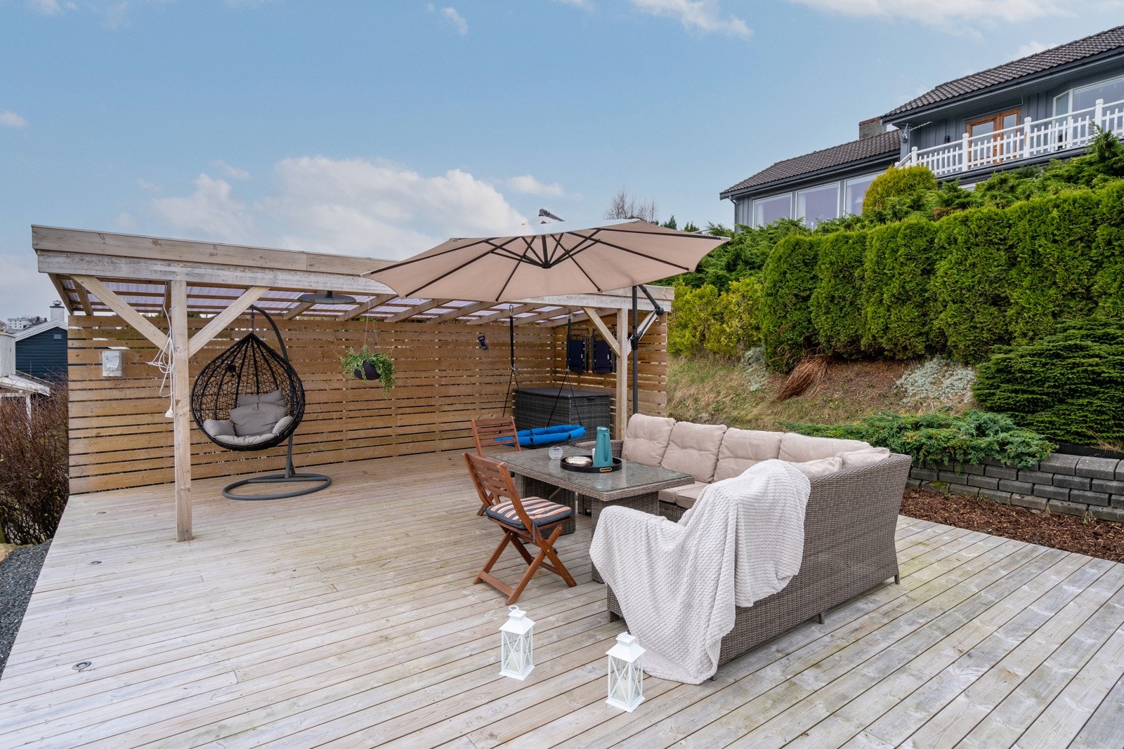 Flott terrasse med pergola og nydelig utsikt over fjord og fjell Galleribilde