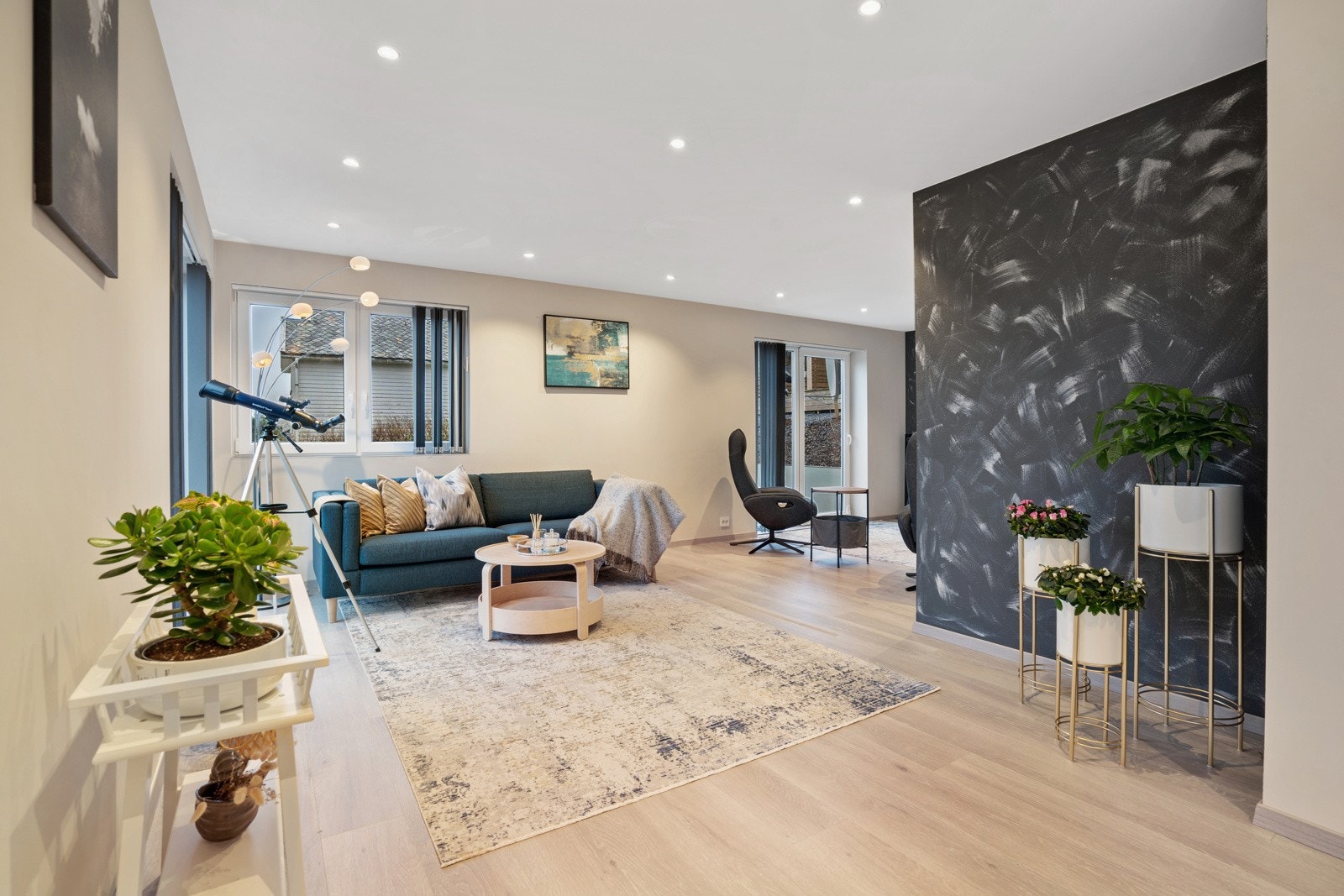 Kjekk stue med downlights og utgang til et flott uteområde Galleribilde