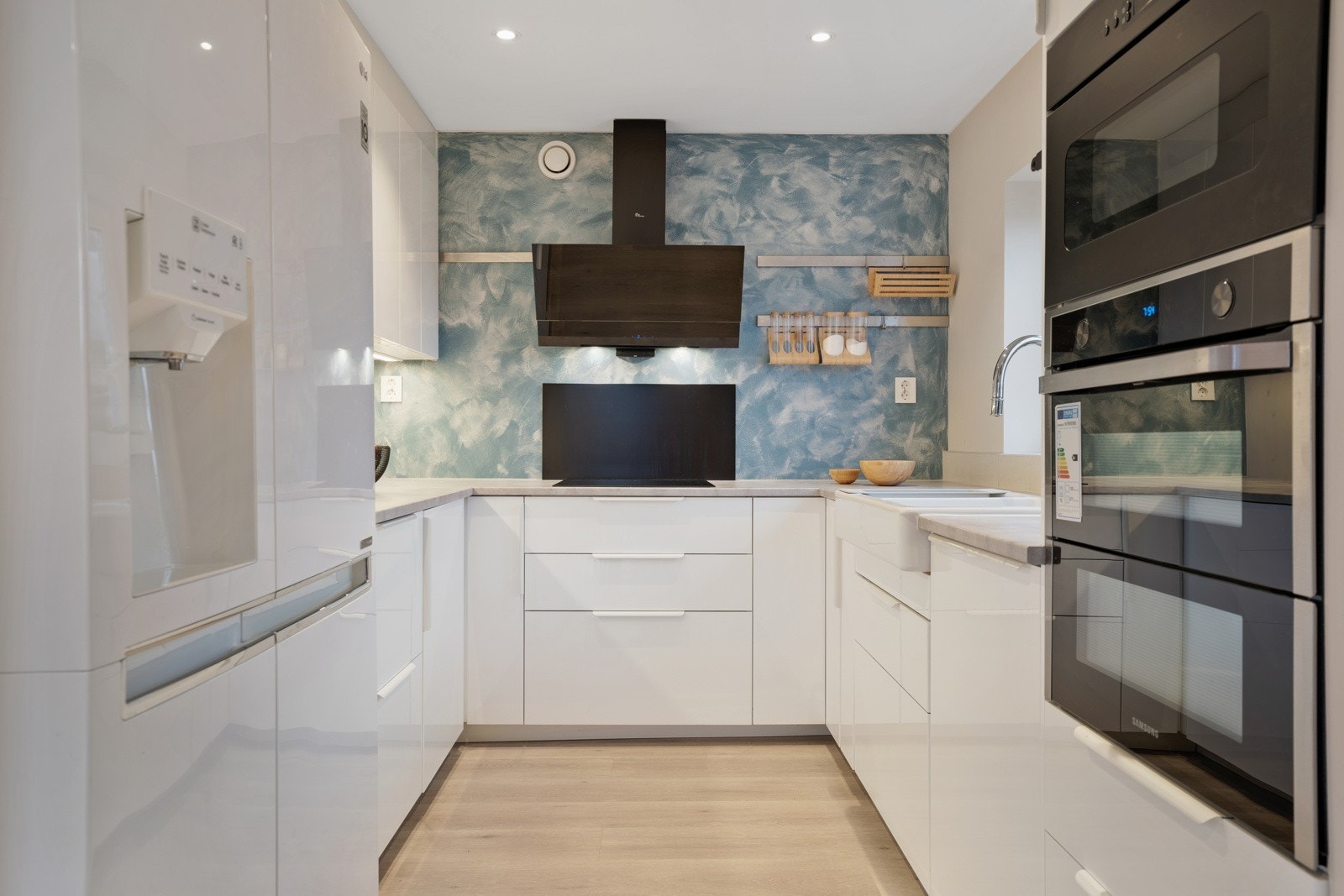 Integrerte hvitevarer og kombiskap Galleribilde