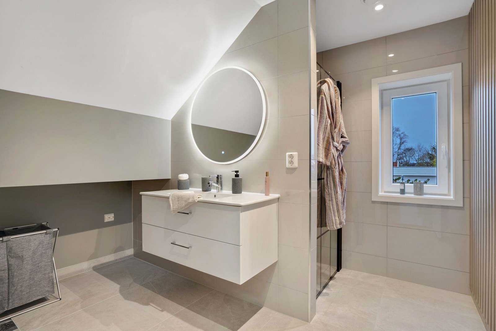 Lekkert bad med moderne innredning og fliser med varme i gulvet Galleribilde