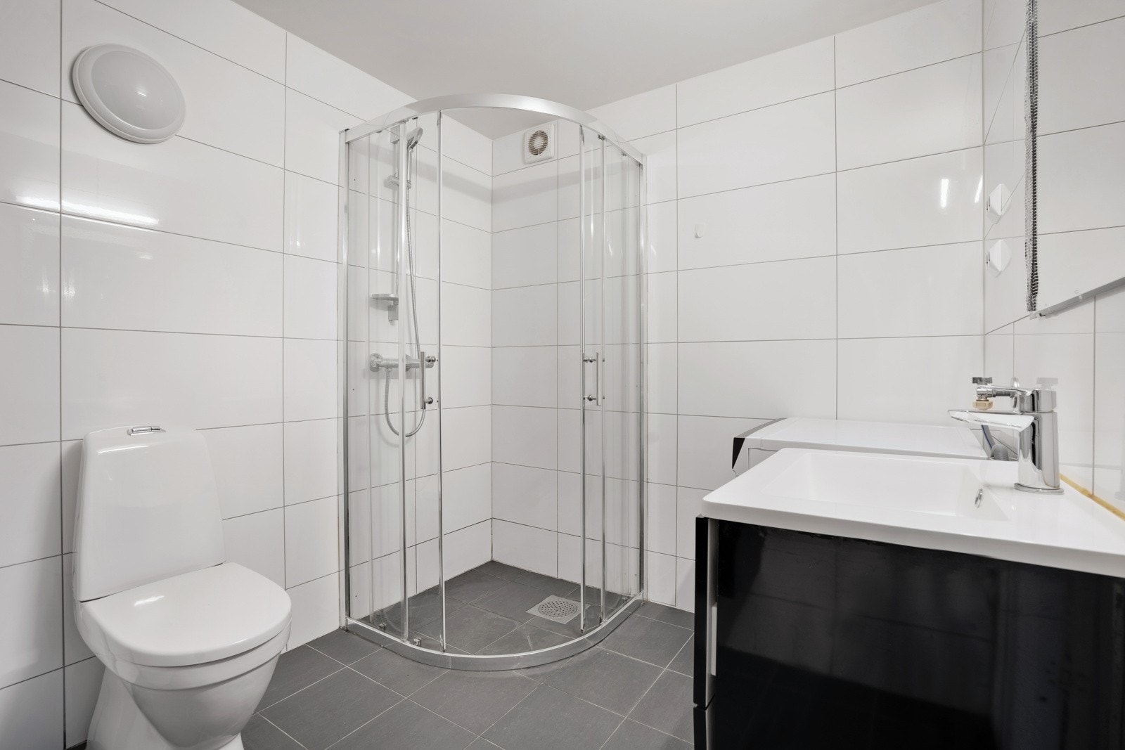 Flott fliselagt baderom med varme i gulvet Galleribilde