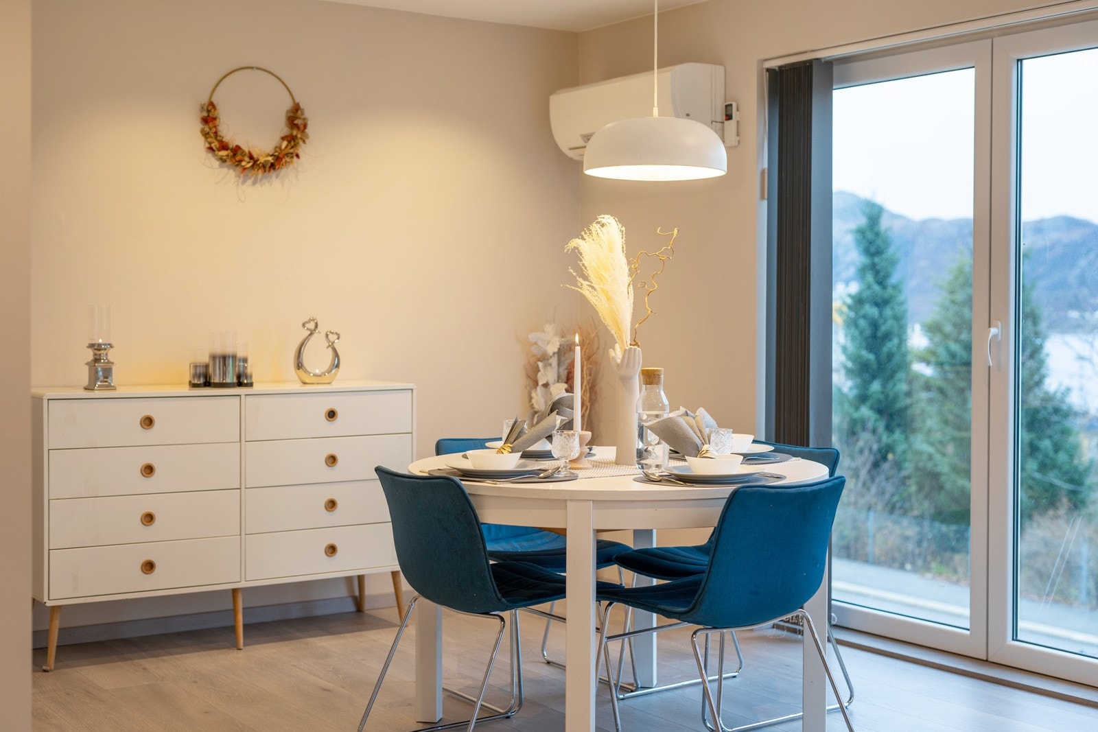 Koselig spisestue med nydelig utsikt og utgang til balkongen Galleribilde