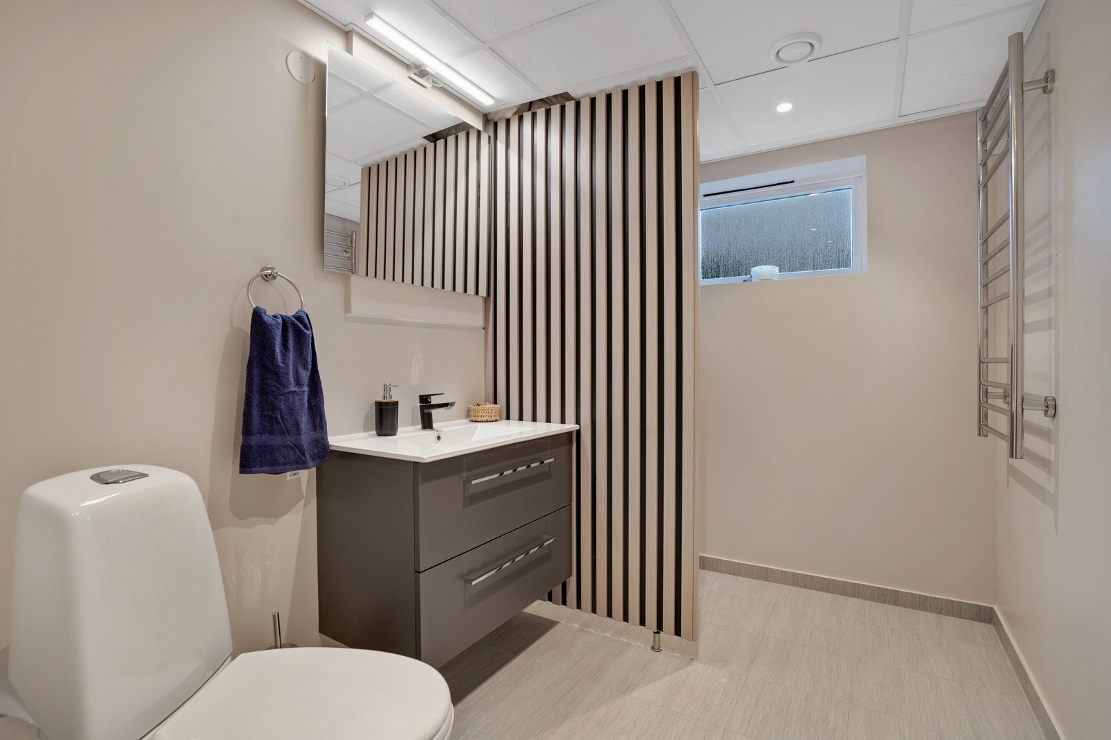 Fint gjestetoalett som også fungerer som teknisk rom Galleribilde