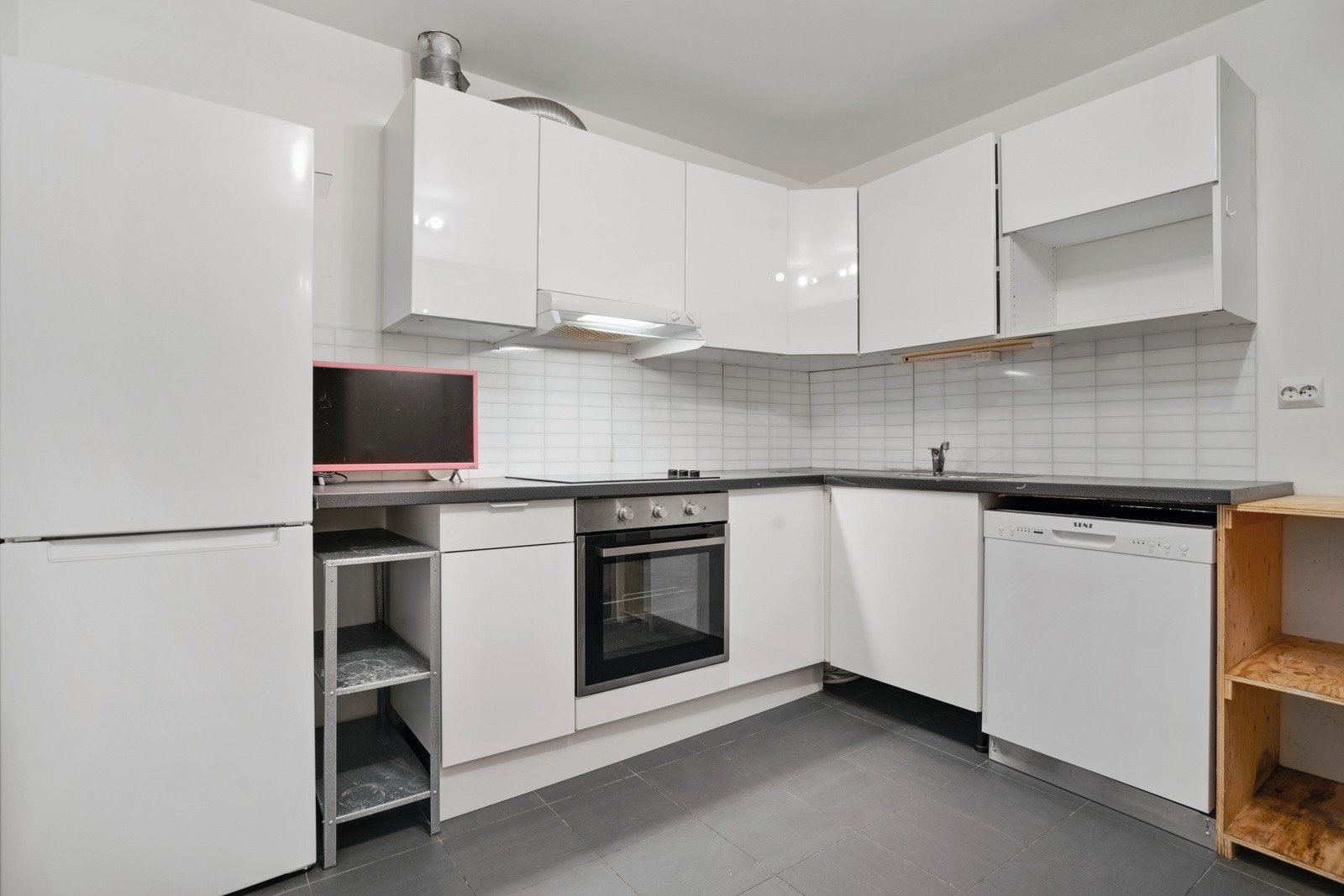 Kjøkken i lys utførelse med god skap- og benkeplass Galleribilde