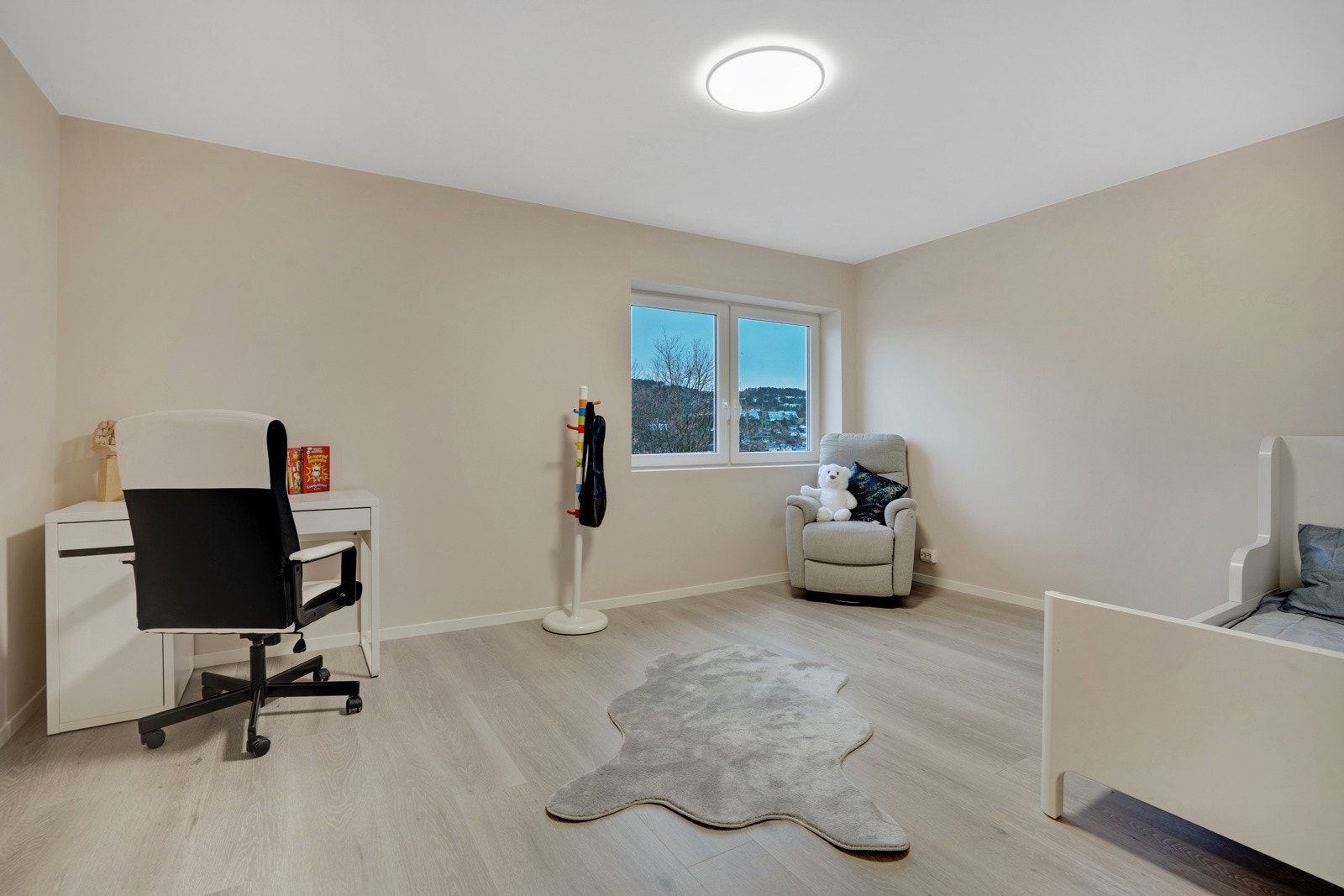 Romslig soverom med god plass til forskjellig møblering Galleribilde